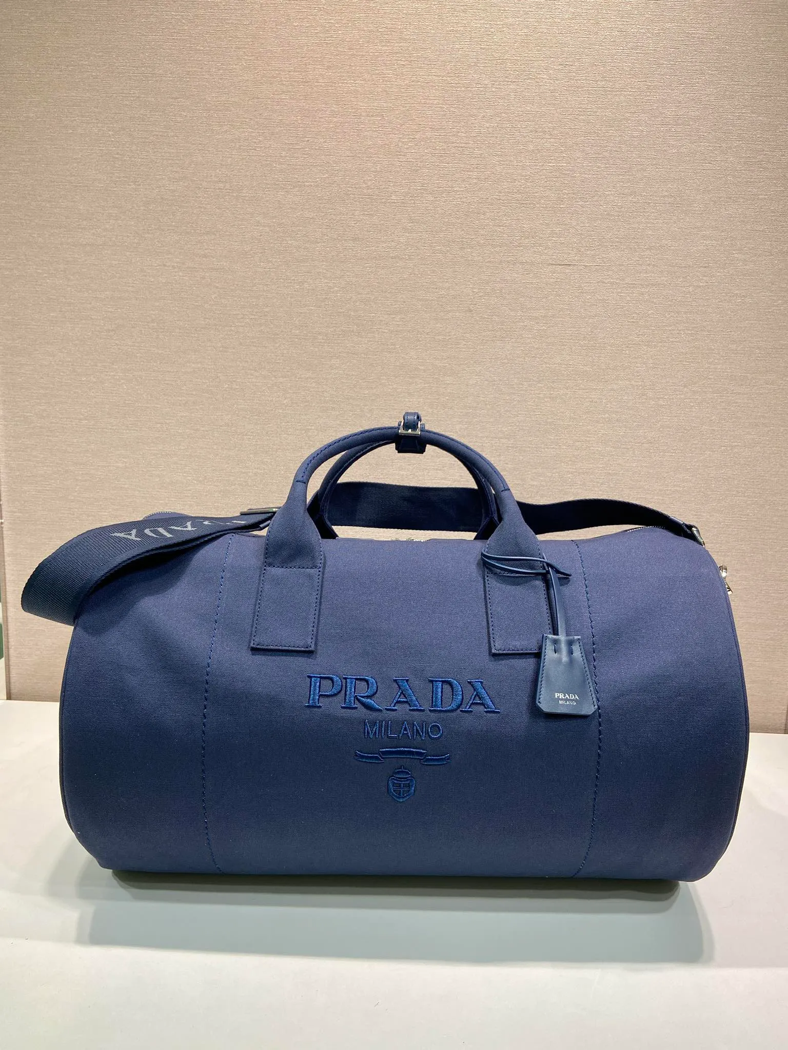 💰1360🎉New travel bag🎉2VC051🎉👌 This canvas travel bag tells a sporty style with its lightweight design and exquisite leather details. Roomy and versatile, it features a detachable shoulder strap and a tonal embroidered logo for unique detailing. The upper body effect is fashionable and handsome, hurry up and get it🎉🎉 Length 53x Height 32x Bottom 32cm🎉🎉🎉💰💰💰