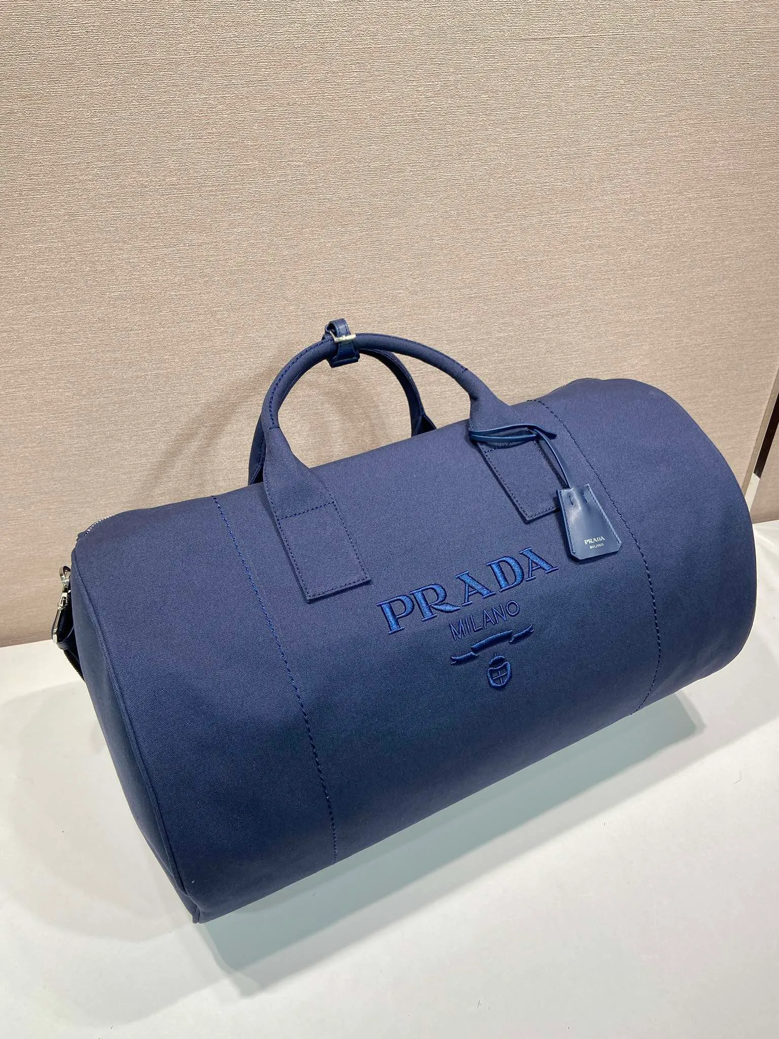 💰1360🎉New travel bag🎉2VC051🎉👌 This canvas travel bag tells a sporty style with its lightweight design and exquisite leather details. Roomy and versatile, it features a detachable shoulder strap and a tonal embroidered logo for unique detailing. The upper body effect is fashionable and handsome, hurry up and get it🎉🎉 Length 53x Height 32x Bottom 32cm🎉🎉🎉💰💰💰