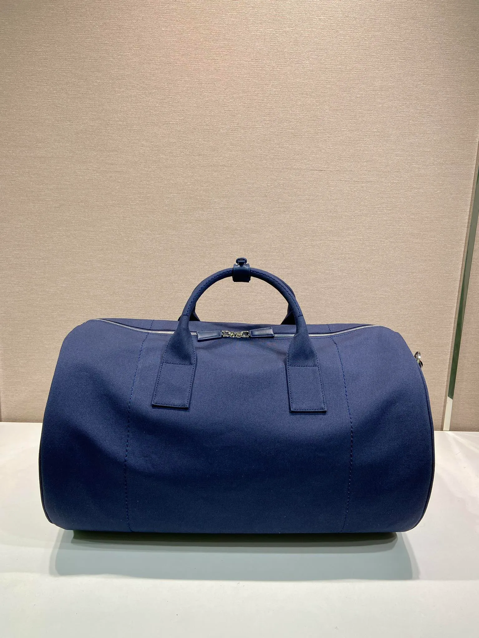 💰1360🎉New travel bag🎉2VC051🎉👌 This canvas travel bag tells a sporty style with its lightweight design and exquisite leather details. Roomy and versatile, it features a detachable shoulder strap and a tonal embroidered logo for unique detailing. The upper body effect is fashionable and handsome, hurry up and get it🎉🎉 Length 53x Height 32x Bottom 32cm🎉🎉🎉💰💰💰