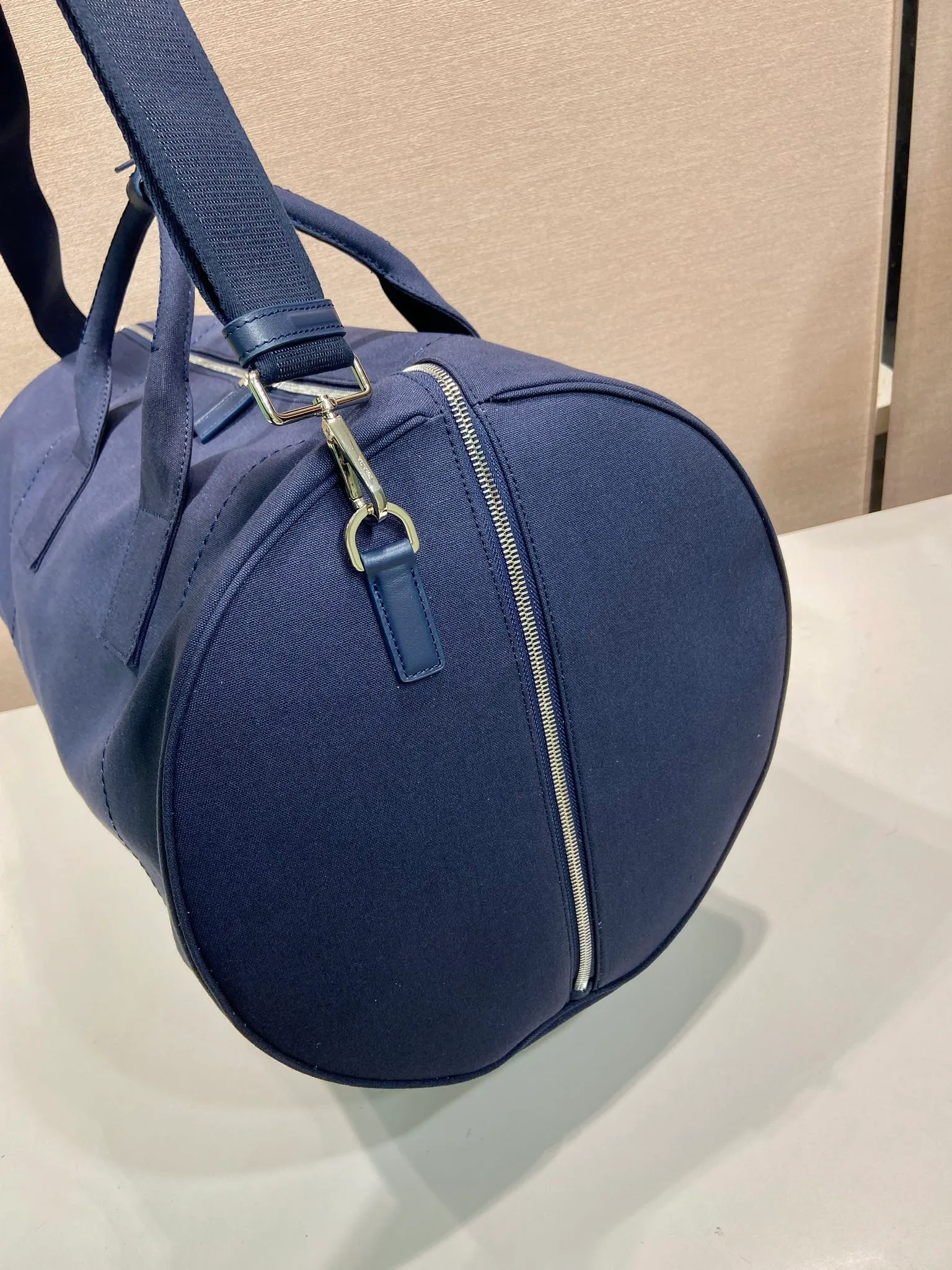 💰1360🎉New travel bag🎉2VC051🎉👌 This canvas travel bag tells a sporty style with its lightweight design and exquisite leather details. Roomy and versatile, it features a detachable shoulder strap and a tonal embroidered logo for unique detailing. The upper body effect is fashionable and handsome, hurry up and get it🎉🎉 Length 53x Height 32x Bottom 32cm🎉🎉🎉💰💰💰