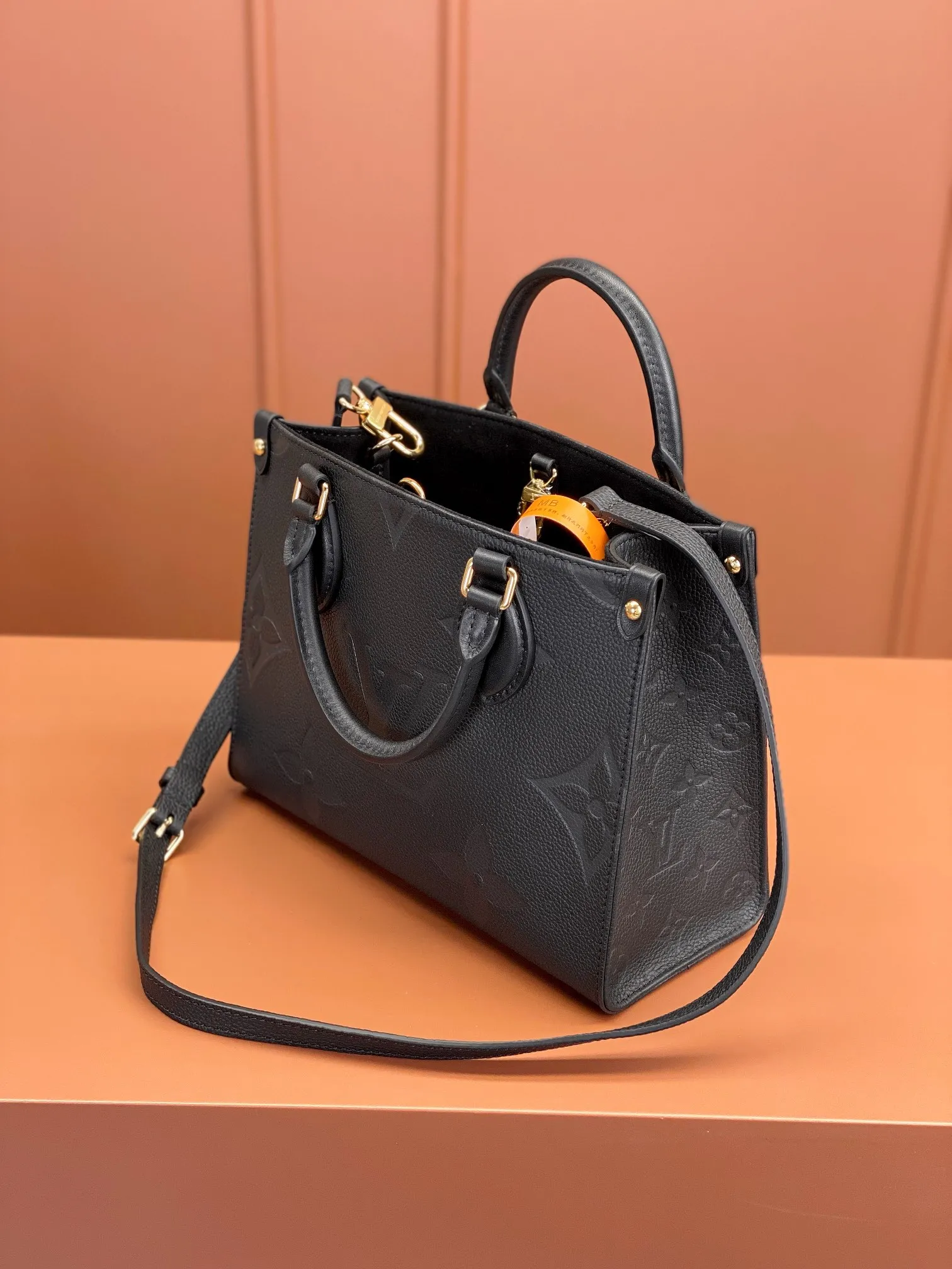 P¥1360👉nfc163C01 dynamic chip version👈 [100% MB special grade, all steel hardware, original leather] 𝙊𝙉𝙏𝙃𝙀𝙂𝙊Small size m45653 Size: 25*19*11.5cm The brand new 𝙊𝙉𝙏𝙃𝙀𝙂𝙊 gives people a new feeling, a classic iconic shape, but it uses calfskin with patterns that are first printed and dyed and then embossed, which makes it look more high-end and fashionable. This size is a benefit for small people, and it is more compact and cute!