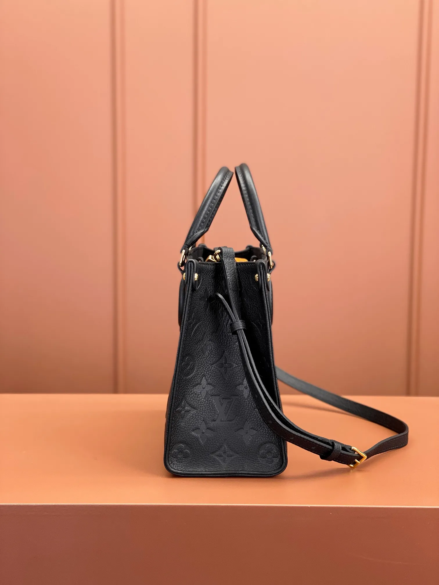 P¥1360👉nfc163C01 dynamic chip version👈 [100% MB special grade, all steel hardware, original leather] 𝙊𝙉𝙏𝙃𝙀𝙂𝙊Small size m45653 Size: 25*19*11.5cm The brand new 𝙊𝙉𝙏𝙃𝙀𝙂𝙊 gives people a new feeling, a classic iconic shape, but it uses calfskin with patterns that are first printed and dyed and then embossed, which makes it look more high-end and fashionable. This size is a benefit for small people, and it is more compact and cute!