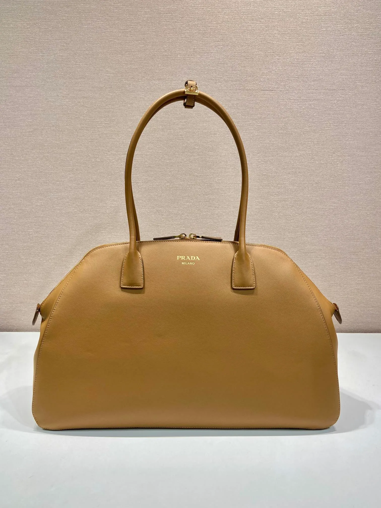 💰2040🎉New style🎉1BG506🎉🎉 This leather handbag is a new interpretation of the retro silhouette, using smooth and delicate lines to show unique fashion charm. It has ample capacity and three inner pockets. Its rounded lines and exquisite details perfectly illustrate the excellent skills of the brand's craftsmen. Can be worn as a shoulder bag, it features metal hardware and an understated lettering logo, highlighting the sophistication of the accessory. Simple and elegant, it is a popular style that will never go out of style, hurry up and get it🎉🎉 Length 48x Height 30.5x Bottom 13cm🎉🎉🎉👏👏👏