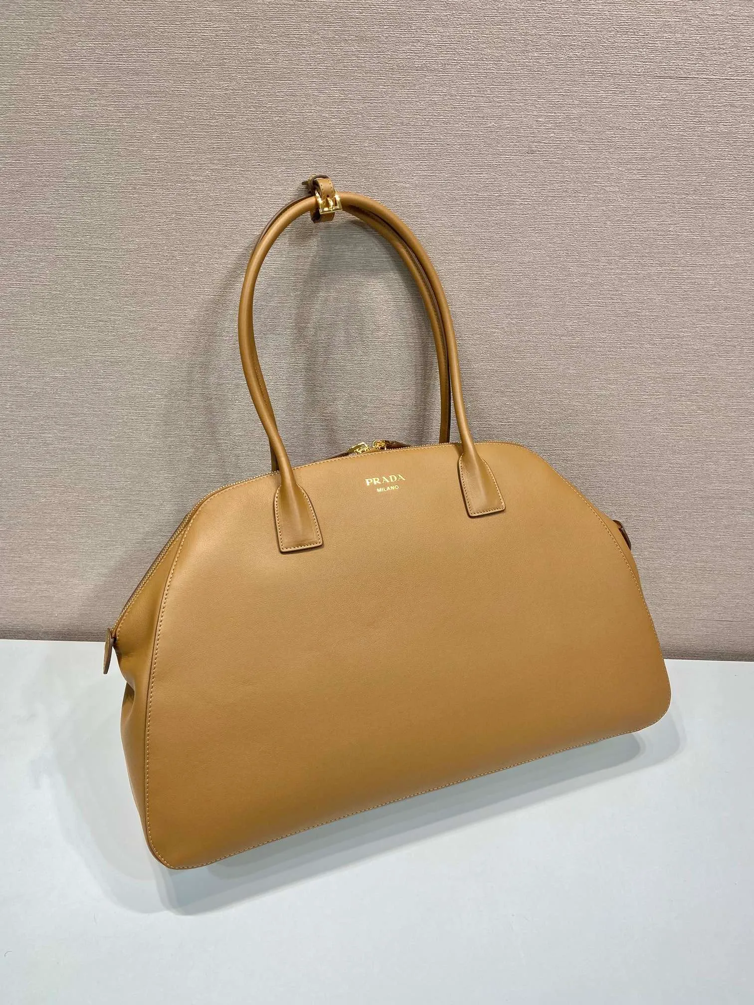 💰2040🎉New style🎉1BG506🎉🎉 This leather handbag is a new interpretation of the retro silhouette, using smooth and delicate lines to show unique fashion charm. It has ample capacity and three inner pockets. Its rounded lines and exquisite details perfectly illustrate the excellent skills of the brand's craftsmen. Can be worn as a shoulder bag, it features metal hardware and an understated lettering logo, highlighting the sophistication of the accessory. Simple and elegant, it is a popular style that will never go out of style, hurry up and get it🎉🎉 Length 48x Height 30.5x Bottom 13cm🎉🎉🎉👏👏👏