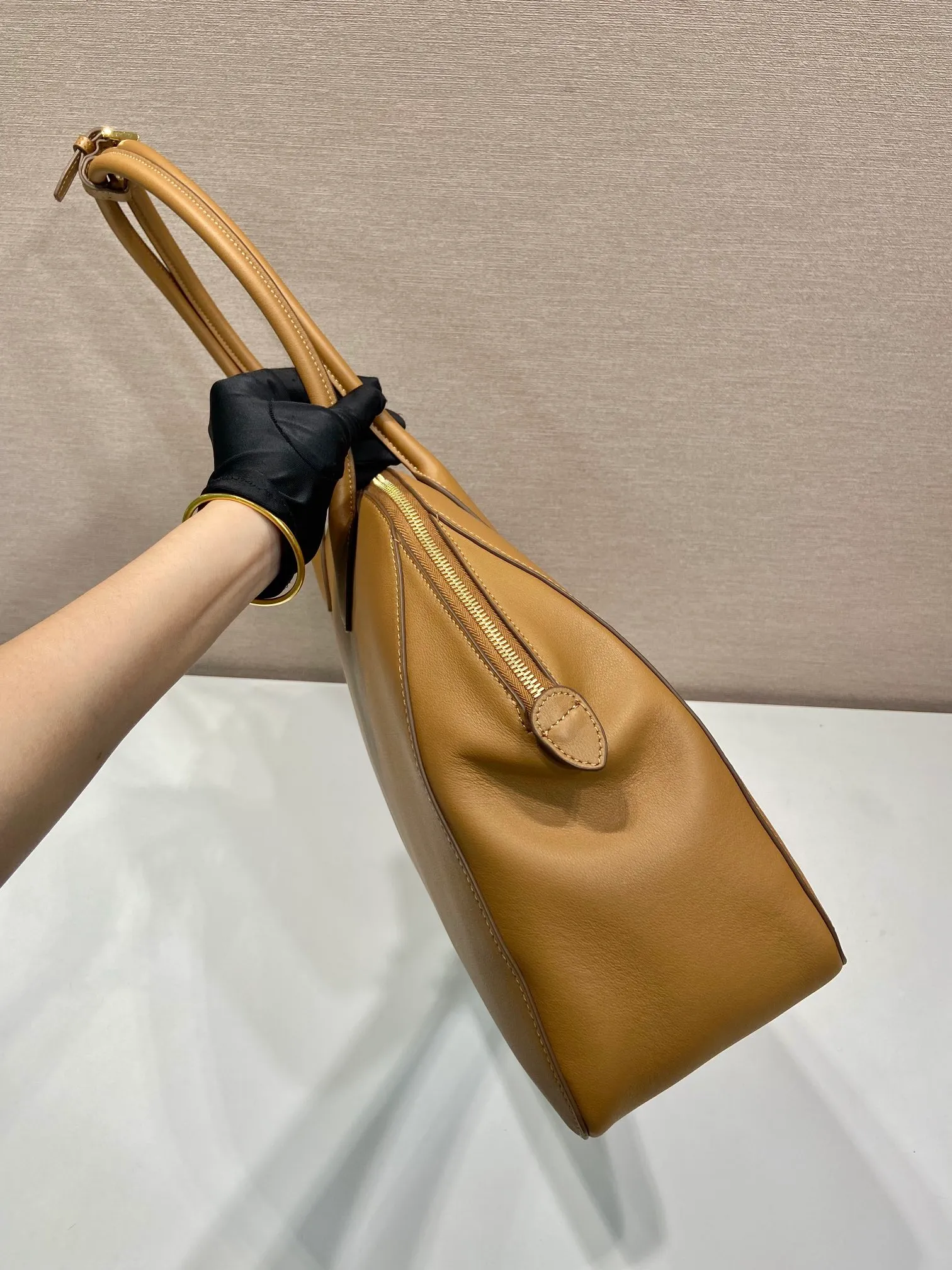 💰2040🎉New style🎉1BG506🎉🎉 This leather handbag is a new interpretation of the retro silhouette, using smooth and delicate lines to show unique fashion charm. It has ample capacity and three inner pockets. Its rounded lines and exquisite details perfectly illustrate the excellent skills of the brand's craftsmen. Can be worn as a shoulder bag, it features metal hardware and an understated lettering logo, highlighting the sophistication of the accessory. Simple and elegant, it is a popular style that will never go out of style, hurry up and get it🎉🎉 Length 48x Height 30.5x Bottom 13cm🎉🎉🎉👏👏👏