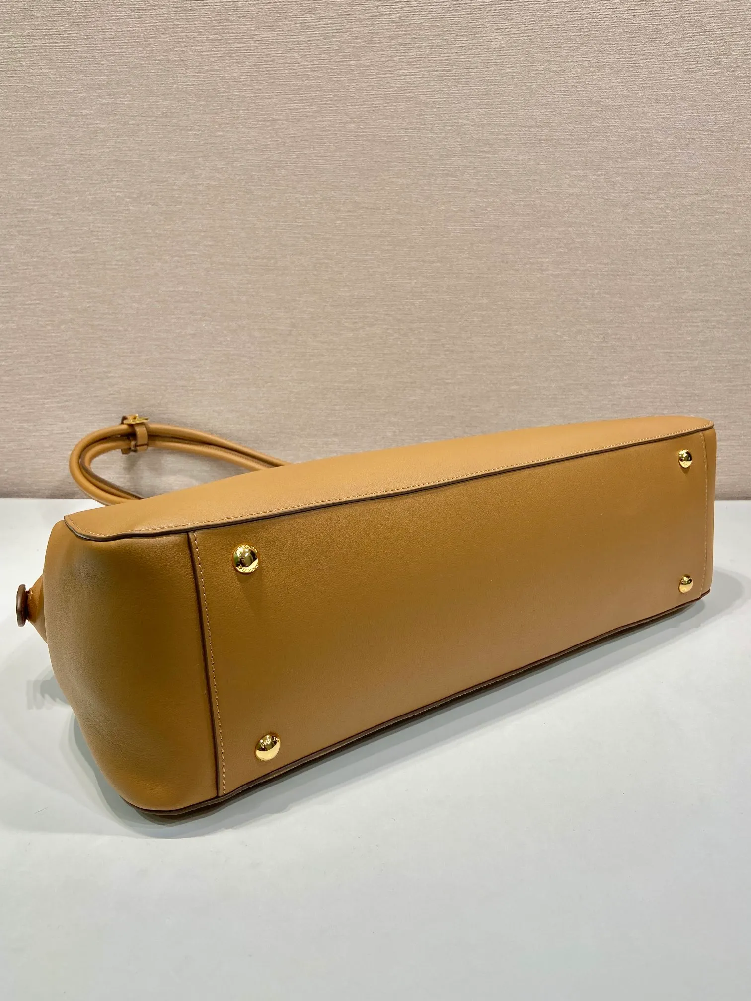 💰2040🎉New style🎉1BG506🎉🎉 This leather handbag is a new interpretation of the retro silhouette, using smooth and delicate lines to show unique fashion charm. It has ample capacity and three inner pockets. Its rounded lines and exquisite details perfectly illustrate the excellent skills of the brand's craftsmen. Can be worn as a shoulder bag, it features metal hardware and an understated lettering logo, highlighting the sophistication of the accessory. Simple and elegant, it is a popular style that will never go out of style, hurry up and get it🎉🎉 Length 48x Height 30.5x Bottom 13cm🎉🎉🎉👏👏👏