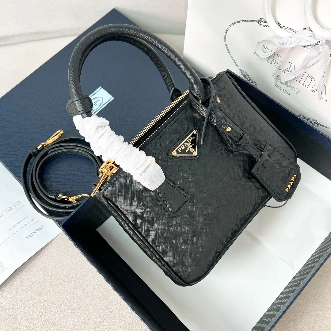💰1700✨New product launch✨2025 early spring new Galleria Saffiano leather handbag - "Killer Bag" Mini No. 1BA906 People who understand fashion love killer bags. The bag should look like a killer bag. Carefully crafted with Saffiano cross pattern imported from Italy. Minimalist and capable bag shape with triangular metal lettering logo. Double zipper design of the middle main bag with extra large capacity. Double handles and detachable shoulder straps make it It can be carried by hand or carried across the shoulder. It can be opened and closed with side snap buttons. The bag body changes to add elegance and elegance. It is small and exquisite, adding a playful and fashionable feel. Size 20*14.5*9.5 Black