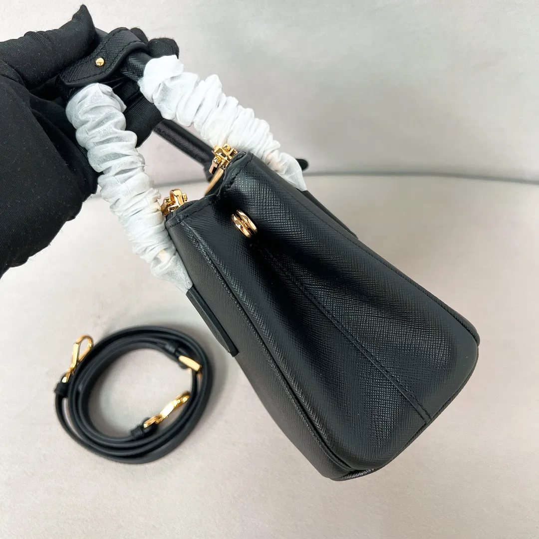 💰1700✨New product launch✨2025 early spring new Galleria Saffiano leather handbag - "Killer Bag" Mini No. 1BA906 People who understand fashion love killer bags. The bag should look like a killer bag. Carefully crafted with Saffiano cross pattern imported from Italy. Minimalist and capable bag shape with triangular metal lettering logo. Double zipper design of the middle main bag with extra large capacity. Double handles and detachable shoulder straps make it It can be carried by hand or carried across the shoulder. It can be opened and closed with side snap buttons. The bag body changes to add elegance and elegance. It is small and exquisite, adding a playful and fashionable feel. Size 20*14.5*9.5 Black