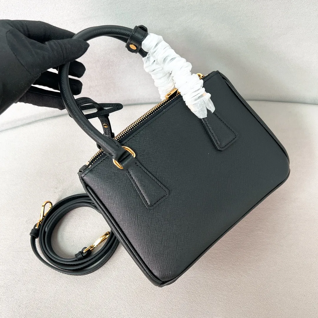 💰1700✨New product launch✨2025 early spring new Galleria Saffiano leather handbag - "Killer Bag" Mini No. 1BA906 People who understand fashion love killer bags. The bag should look like a killer bag. Carefully crafted with Saffiano cross pattern imported from Italy. Minimalist and capable bag shape with triangular metal lettering logo. Double zipper design of the middle main bag with extra large capacity. Double handles and detachable shoulder straps make it It can be carried by hand or carried across the shoulder. It can be opened and closed with side snap buttons. The bag body changes to add elegance and elegance. It is small and exquisite, adding a playful and fashionable feel. Size 20*14.5*9.5 Black