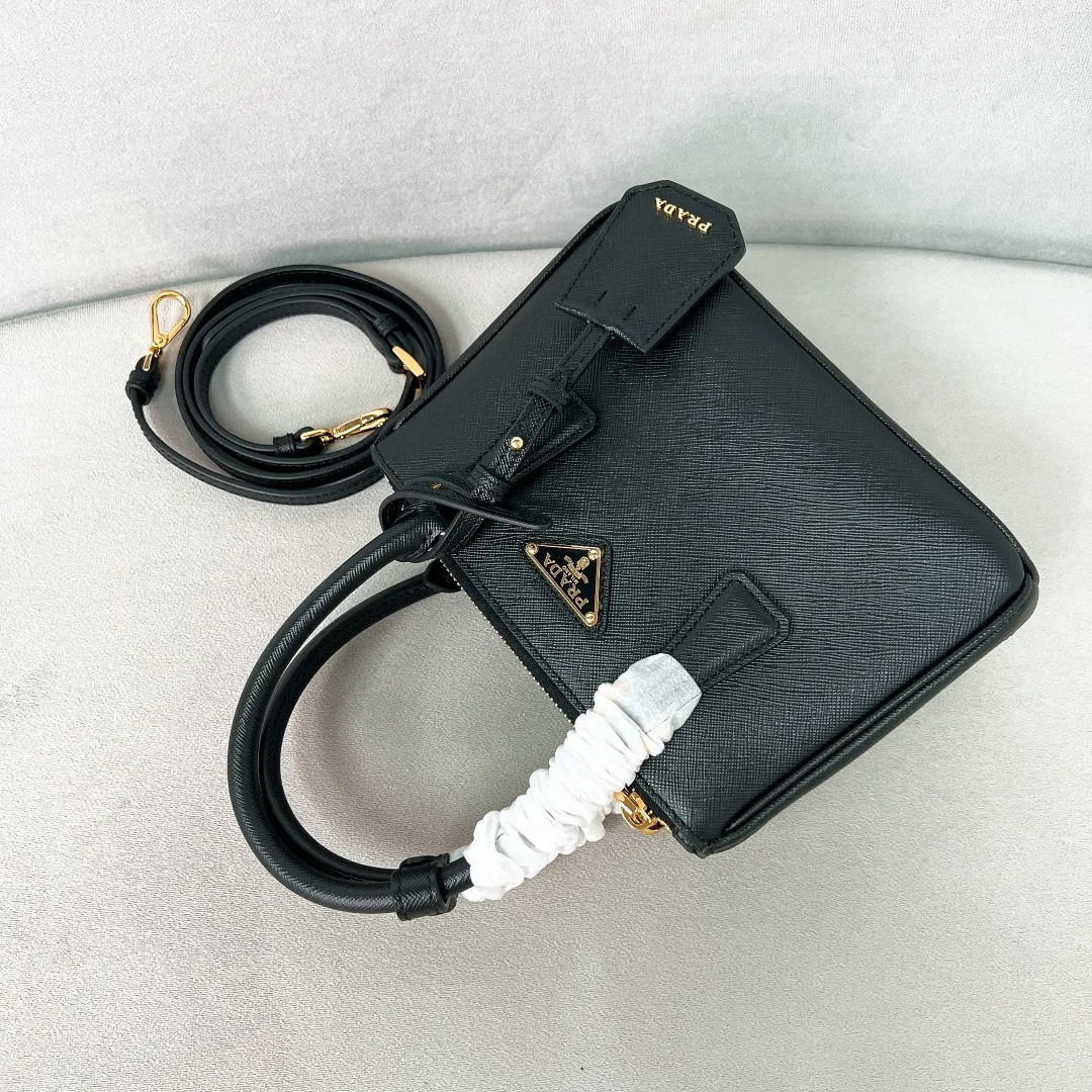 💰1700✨New product launch✨2025 early spring new Galleria Saffiano leather handbag - "Killer Bag" Mini No. 1BA906 People who understand fashion love killer bags. The bag should look like a killer bag. Carefully crafted with Saffiano cross pattern imported from Italy. Minimalist and capable bag shape with triangular metal lettering logo. Double zipper design of the middle main bag with extra large capacity. Double handles and detachable shoulder straps make it It can be carried by hand or carried across the shoulder. It can be opened and closed with side snap buttons. The bag body changes to add elegance and elegance. It is small and exquisite, adding a playful and fashionable feel. Size 20*14.5*9.5 Black