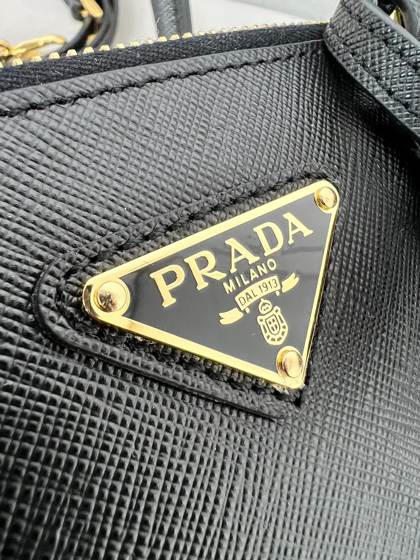 💰1700✨New product launch✨2025 early spring new Galleria Saffiano leather handbag - "Killer Bag" Mini No. 1BA906 People who understand fashion love killer bags. The bag should look like a killer bag. Carefully crafted with Saffiano cross pattern imported from Italy. Minimalist and capable bag shape with triangular metal lettering logo. Double zipper design of the middle main bag with extra large capacity. Double handles and detachable shoulder straps make it It can be carried by hand or carried across the shoulder. It can be opened and closed with side snap buttons. The bag body changes to add elegance and elegance. It is small and exquisite, adding a playful and fashionable feel. Size 20*14.5*9.5 Black