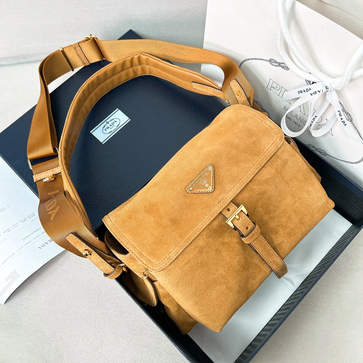 💰1520✨New product launch✨2025 new hot model Explore suede messenger bag medium size 1BD394, super versatile, good-looking and fashionable people must buy it! Not only practical, lightweight, but also good-looking, with super large capacity. Triangle brand signature + imported suede. Lightweight and practical design combines sports and versatile elements. Equipped with two detachable and adjustable webbing straps. The fluffy and soft shape goes well with clothes. The multi-pocket design meets the functional needs of traveling and commuting. It is simply great👏... Unisex style for both men and women🉑️ Size: 30*14*10cm Cinnamon color