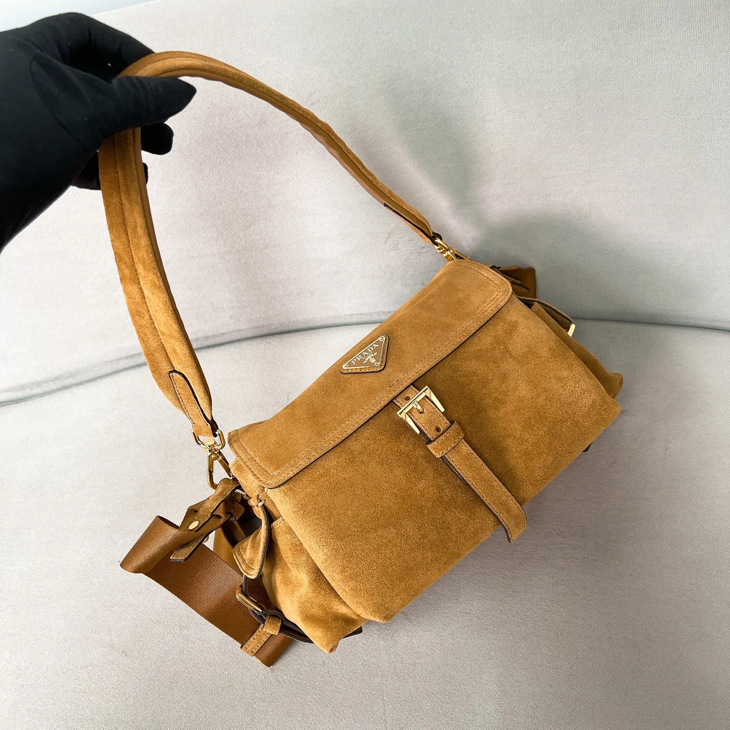 💰1520✨New product launch✨2025 new hot model Explore suede messenger bag medium size 1BD394, super versatile, good-looking and fashionable people must buy it! Not only practical, lightweight, but also good-looking, with super large capacity. Triangle brand signature + imported suede. Lightweight and practical design combines sports and versatile elements. Equipped with two detachable and adjustable webbing straps. The fluffy and soft shape goes well with clothes. The multi-pocket design meets the functional needs of traveling and commuting. It is simply great👏... Unisex style for both men and women🉑️ Size: 30*14*10cm Cinnamon color