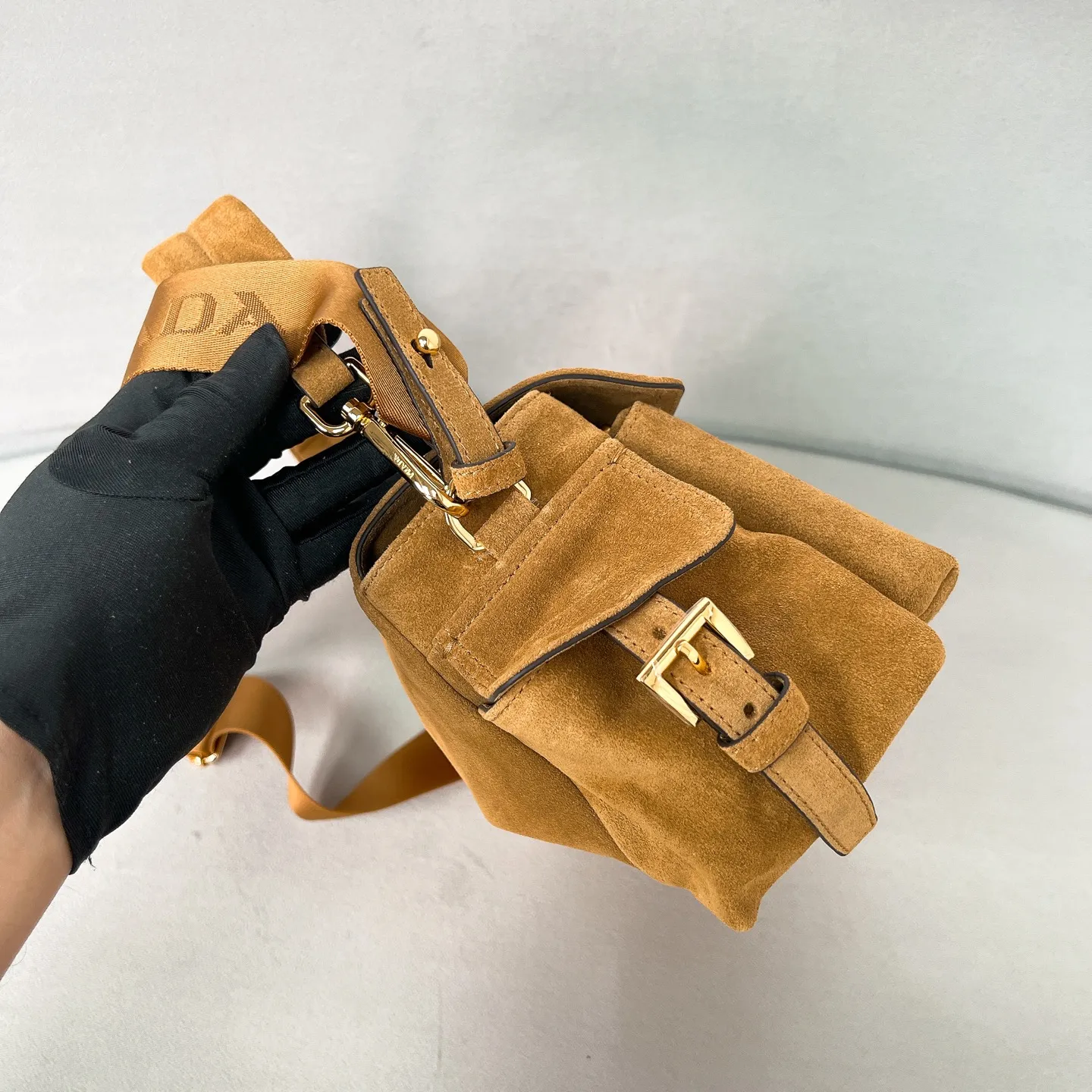 💰1520✨New product launch✨2025 new hot model Explore suede messenger bag medium size 1BD394, super versatile, good-looking and fashionable people must buy it! Not only practical, lightweight, but also good-looking, with super large capacity. Triangle brand signature + imported suede. Lightweight and practical design combines sports and versatile elements. Equipped with two detachable and adjustable webbing straps. The fluffy and soft shape goes well with clothes. The multi-pocket design meets the functional needs of traveling and commuting. It is simply great👏... Unisex style for both men and women🉑️ Size: 30*14*10cm Cinnamon color