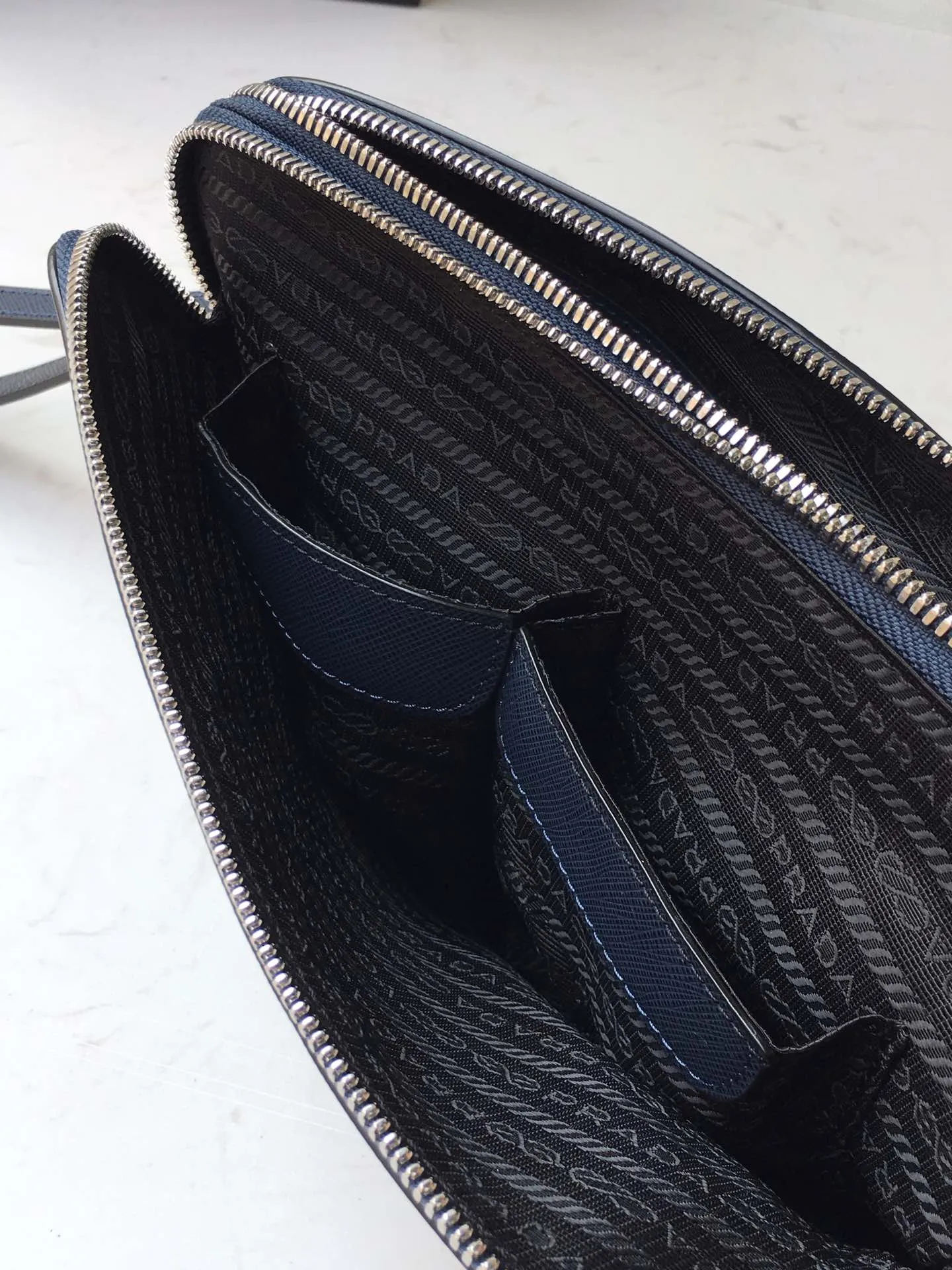 💰1060🎉Classic new model🎉VA81188 handbag has arrived👏👏 Made of cross-grain cowhide, top-grade hardware, double-layer pull, many grids, classic and practical👍👍, it is also a classic handbag that will never go out of style, length 24X height 16x base 6cm👍👍