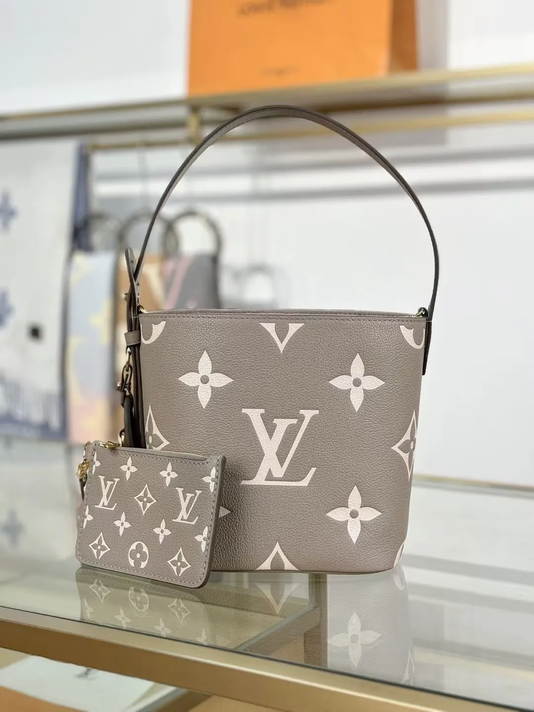 P¥1360👉nfc163C01 dynamic chip👈 [100% MB special grade original leather, all steel hardware] This All In BB handbag integrates modern design concepts into elegant silhouette and ample space. Monogram Empreinte leather craftsmanship creates a simple bucket bag structure, the iconic nameplate and metal padlock highlight the exquisite details, and the adjustable handle pays homage to the brand's trunk-making heritage. Embossed grained cow leather - Cow leather trim - Textile lining - Metal hardware - Magnetic and hook closure - Removable zippered interior pocket - A brand name - Padlock - Holds your smartphone, keys, Zippy wallet and headphones - Shoulder strap: non-detachable, adjustable! ! Model: M13045; Size: 16x18x12CM