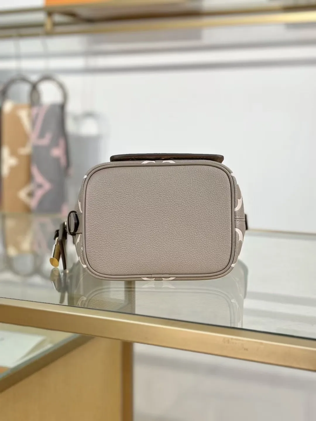 P¥1360👉nfc163C01 dynamic chip👈 [100% MB special grade original leather, all steel hardware] This All In BB handbag integrates modern design concepts into elegant silhouette and ample space. Monogram Empreinte leather craftsmanship creates a simple bucket bag structure, the iconic nameplate and metal padlock highlight the exquisite details, and the adjustable handle pays homage to the brand's trunk-making heritage. Embossed grained cow leather - Cow leather trim - Textile lining - Metal hardware - Magnetic and hook closure - Removable zippered interior pocket - A brand name - Padlock - Holds your smartphone, keys, Zippy wallet and headphones - Shoulder strap: non-detachable, adjustable! ! Model: M13045; Size: 16x18x12CM