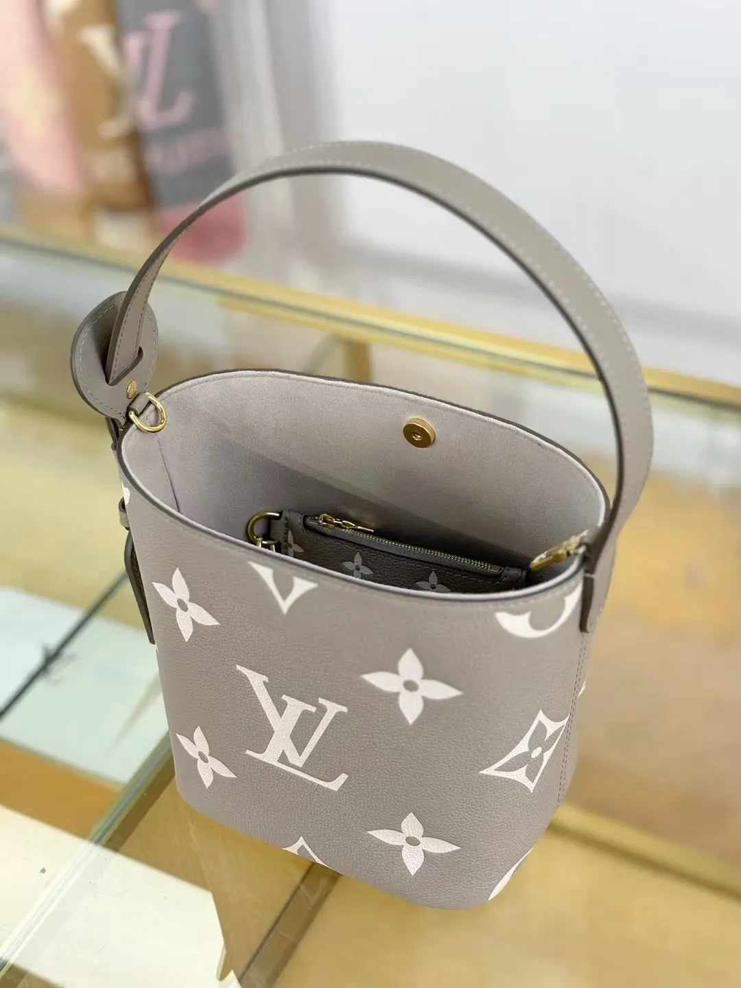 P¥1360👉nfc163C01 dynamic chip👈 [100% MB special grade original leather, all steel hardware] This All In BB handbag integrates modern design concepts into elegant silhouette and ample space. Monogram Empreinte leather craftsmanship creates a simple bucket bag structure, the iconic nameplate and metal padlock highlight the exquisite details, and the adjustable handle pays homage to the brand's trunk-making heritage. Embossed grained cow leather - Cow leather trim - Textile lining - Metal hardware - Magnetic and hook closure - Removable zippered interior pocket - A brand name - Padlock - Holds your smartphone, keys, Zippy wallet and headphones - Shoulder strap: non-detachable, adjustable! ! Model: M13045; Size: 16x18x12CM