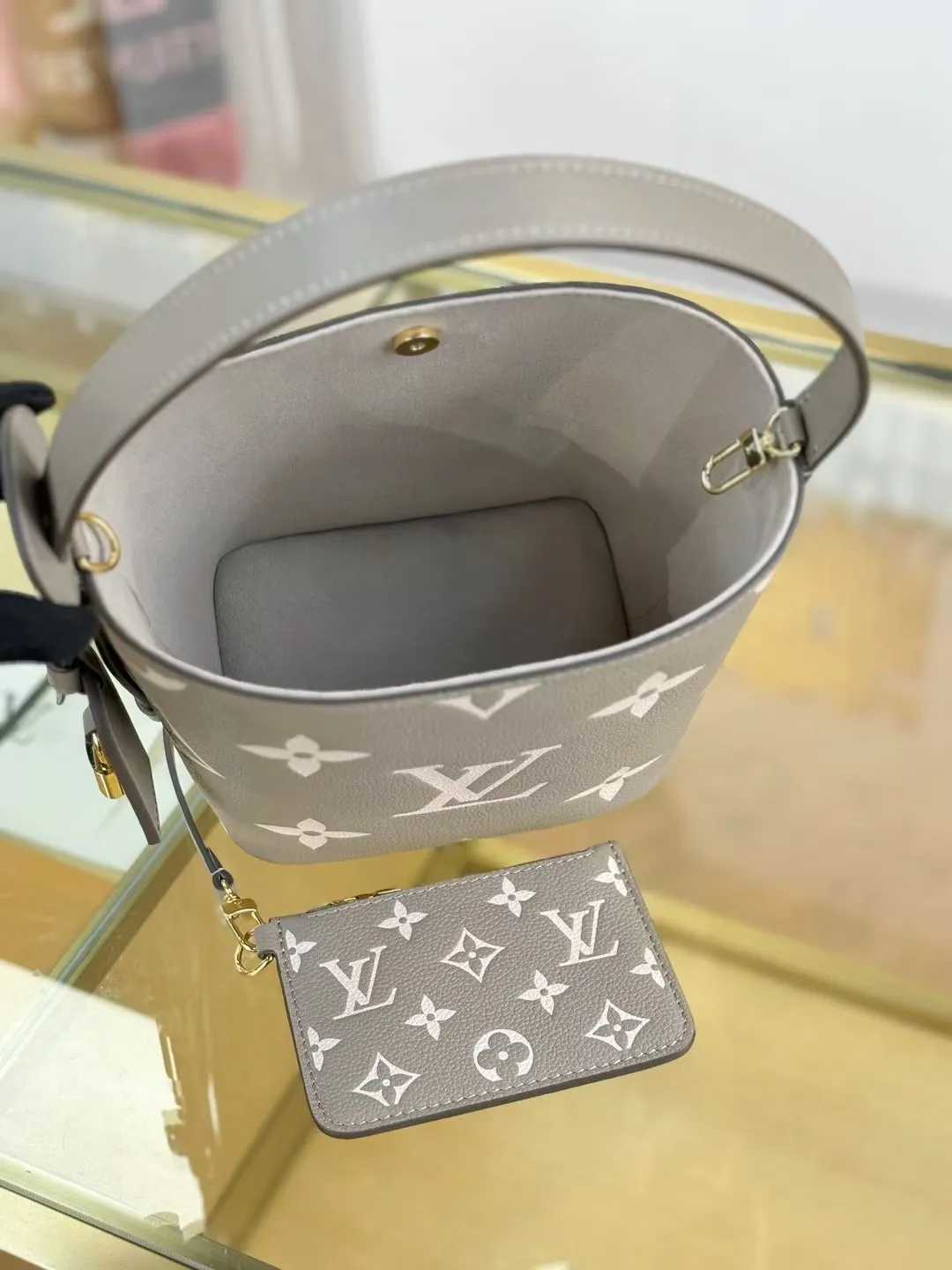 P¥1360👉nfc163C01 dynamic chip👈 [100% MB special grade original leather, all steel hardware] This All In BB handbag integrates modern design concepts into elegant silhouette and ample space. Monogram Empreinte leather craftsmanship creates a simple bucket bag structure, the iconic nameplate and metal padlock highlight the exquisite details, and the adjustable handle pays homage to the brand's trunk-making heritage. Embossed grained cow leather - Cow leather trim - Textile lining - Metal hardware - Magnetic and hook closure - Removable zippered interior pocket - A brand name - Padlock - Holds your smartphone, keys, Zippy wallet and headphones - Shoulder strap: non-detachable, adjustable! ! Model: M13045; Size: 16x18x12CM