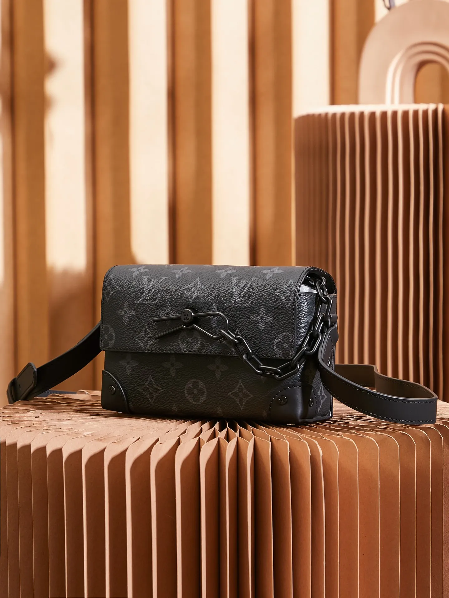 P¥680👉nfc dynamic chip version👈【Top inspection-free all-steel hardware】This Steamer mini handbag is made of Monogram Eclipse canvas and draws chain and pin elements from Louis Vuitton Steamer hard case. Perfectly sized to accommodate travel needs, it comes with a zippered interior pocket and adjustable shoulder straps. Monogram Eclipse coated canvas, cow leather trim, fabric lining, metal hardware, zipper inner pocket, Steamer style chain, magnetic buckle closure, shoulder strap, non-detachable, adjustable! ! Model: M81783; Size: 18x11x6.5CM