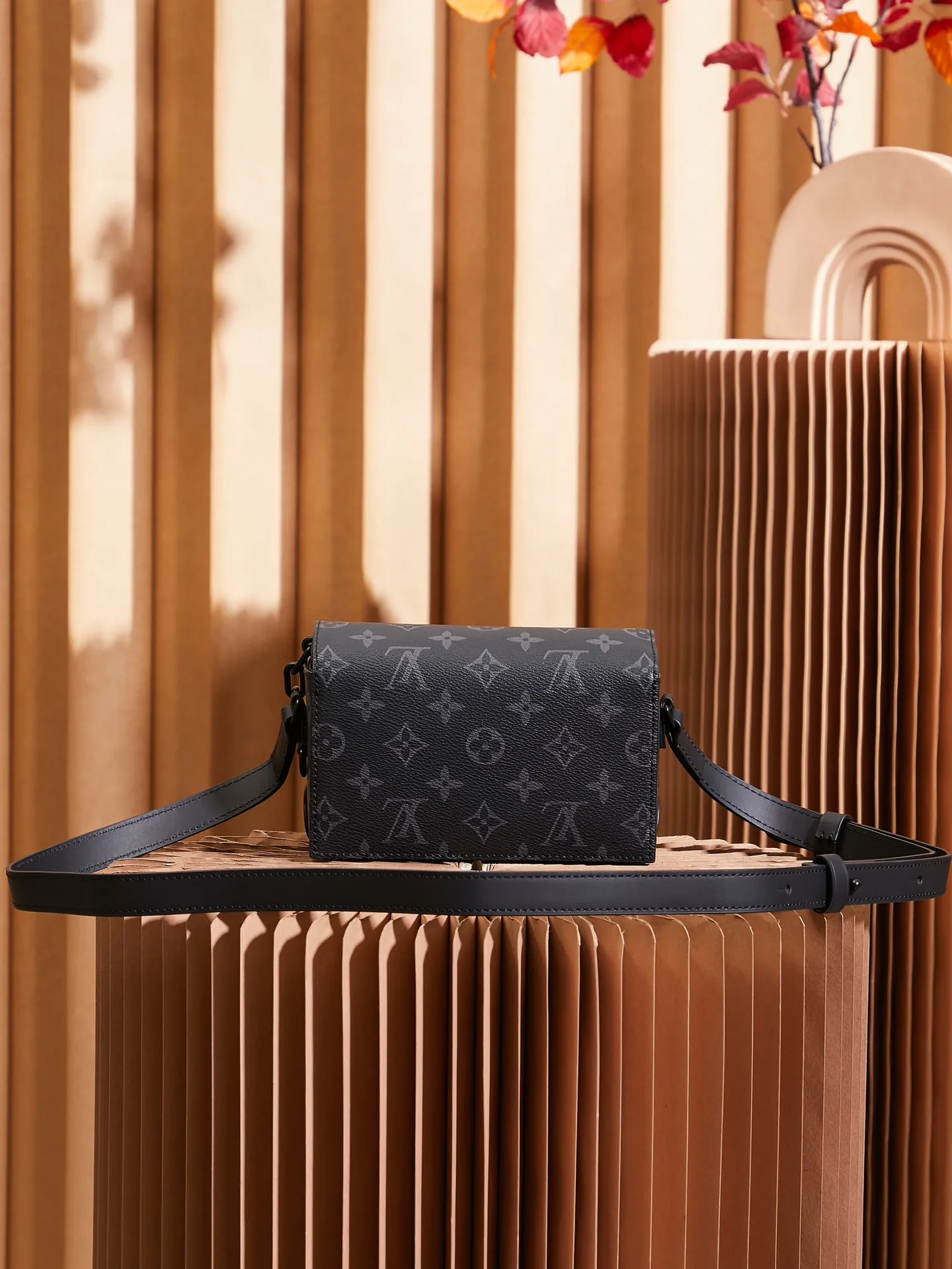 P¥680👉nfc dynamic chip version👈【Top inspection-free all-steel hardware】This Steamer mini handbag is made of Monogram Eclipse canvas and draws chain and pin elements from Louis Vuitton Steamer hard case. Perfectly sized to accommodate travel needs, it comes with a zippered interior pocket and adjustable shoulder straps. Monogram Eclipse coated canvas, cow leather trim, fabric lining, metal hardware, zipper inner pocket, Steamer style chain, magnetic buckle closure, shoulder strap, non-detachable, adjustable! ! Model: M81783; Size: 18x11x6.5CM