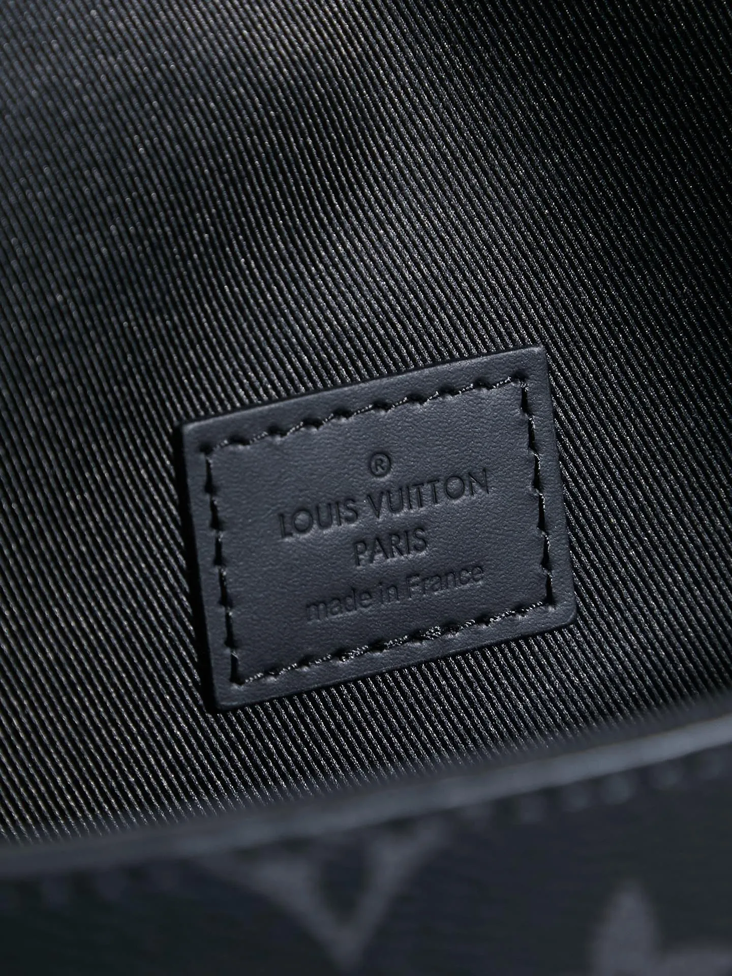 P¥680👉nfc dynamic chip version👈【Top inspection-free all-steel hardware】This Steamer mini handbag is made of Monogram Eclipse canvas and draws chain and pin elements from Louis Vuitton Steamer hard case. Perfectly sized to accommodate travel needs, it comes with a zippered interior pocket and adjustable shoulder straps. Monogram Eclipse coated canvas, cow leather trim, fabric lining, metal hardware, zipper inner pocket, Steamer style chain, magnetic buckle closure, shoulder strap, non-detachable, adjustable! ! Model: M81783; Size: 18x11x6.5CM