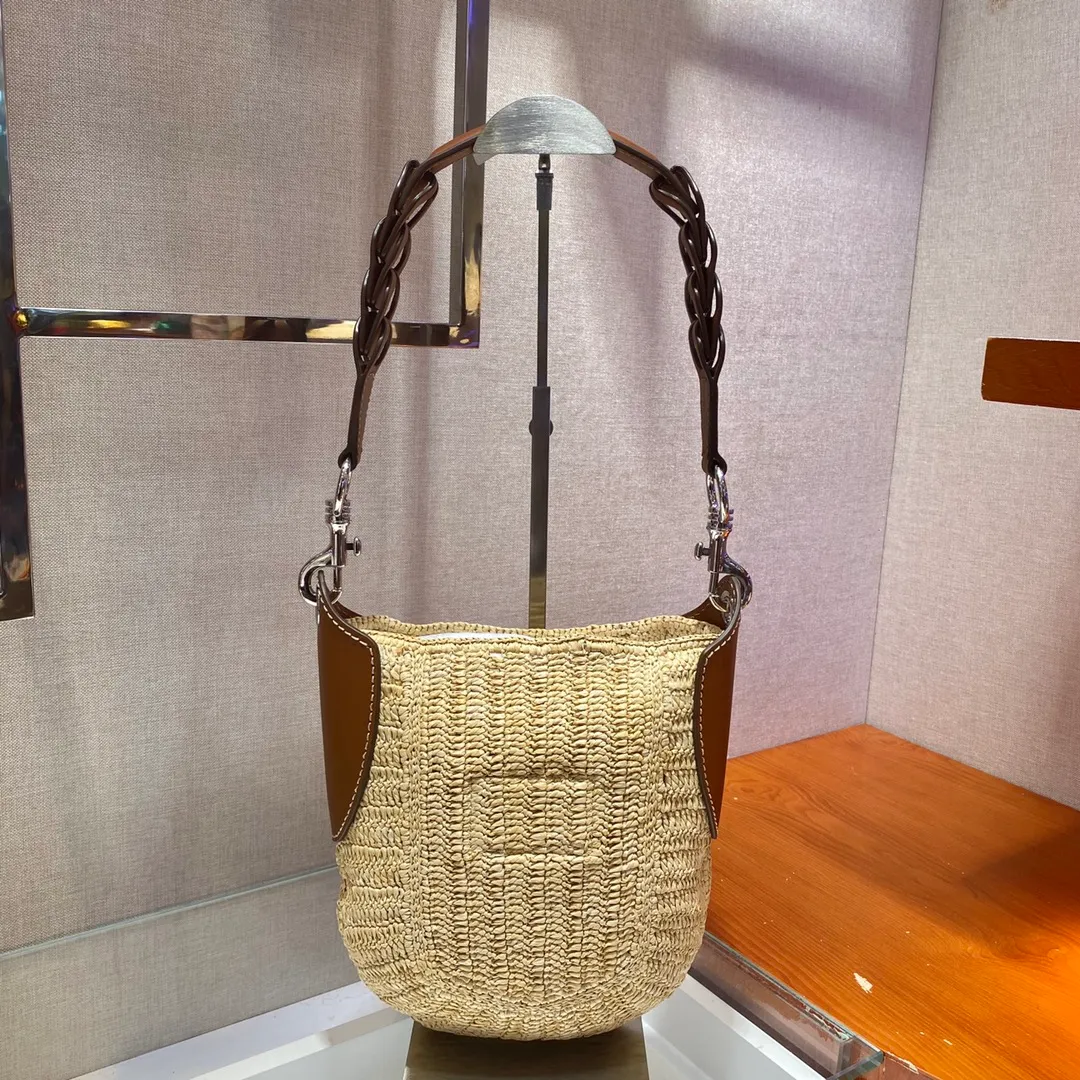 💰1560🎉Hot-selling straw bag🎉Made of high-end, fashionable and exquisite handmade bamboo weaving and imported cowhide leather👏👏Full of artistic flavor~Classic and retro, with fashionable and modern noble charm😘😘An item that you can’t go wrong with daily wear with private clothes. Natural style design As if you can breathe🙊🙊Lightweight/large space👍👍, cute appearance😘😘A popular straw style that will never go out of style, babies, hurry up and get it, it’s so beautiful🙊🙊 1BC126 length 24x height 26cm
