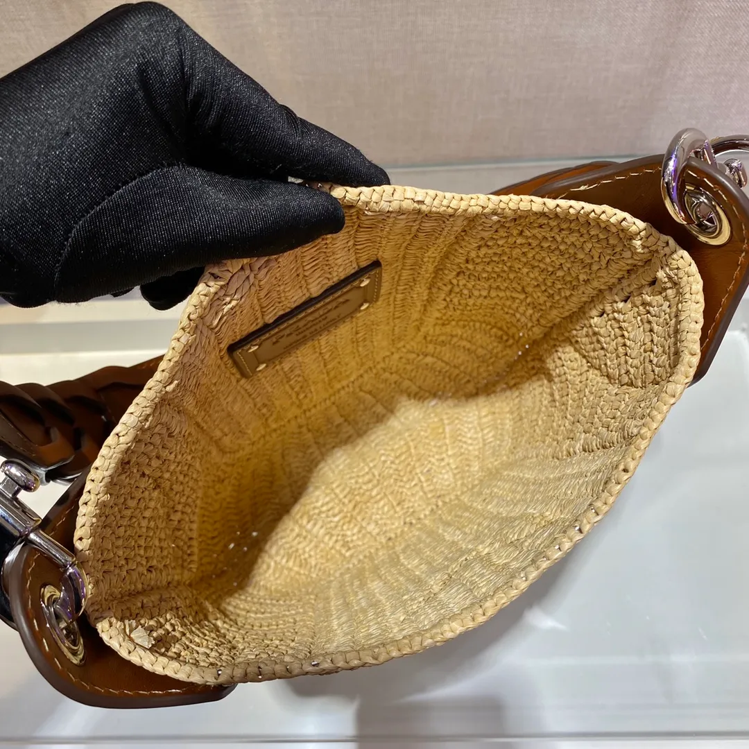 💰1560🎉Hot-selling straw bag🎉Made of high-end, fashionable and exquisite handmade bamboo weaving and imported cowhide leather👏👏Full of artistic flavor~Classic and retro, with fashionable and modern noble charm😘😘An item that you can’t go wrong with daily wear with private clothes. Natural style design As if you can breathe🙊🙊Lightweight/large space👍👍, cute appearance😘😘A popular straw style that will never go out of style, babies, hurry up and get it, it’s so beautiful🙊🙊 1BC126 length 24x height 26cm