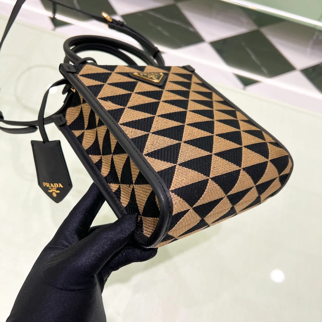 💰1320✨New product debut✨🌟New product, new series embroidered triangle plaid tote bag 1BA355 small size. The new fashion favorite tote bag that is popular all over the world. The bag is embroidered with triangular geometric patterns all over the body and imported cross-grain cowhide trimming. The overall bag is simple, elegant and luxurious in texture. The golden triangle logo on the front is added with Saffiano cowhide nameplate. The small bag has a large capacity. Full of points for matching. A must-have tote bag for little fairies, size 19*6*17cm