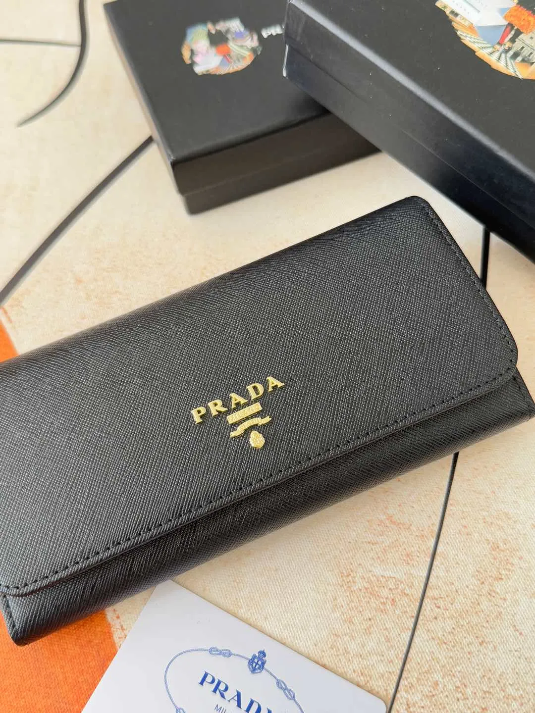💰180💰Exclusive background hot model shipped: 💝 💝 Prada counter quality real shot [strong]! Model: LM1132 loose letter mark/gold hardware, original quality Leather: original cross pattern Colors are complete as shown in the picture ✌✌✌✌Length 19 Width 10 Height 2cm