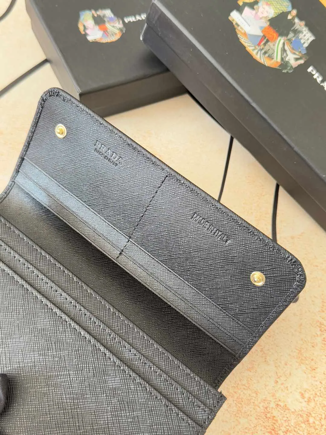 💰180💰Exclusive background hot model shipped: 💝 💝 Prada counter quality real shot [strong]! Model: LM1132 loose letter mark/gold hardware, original quality Leather: original cross pattern Colors are complete as shown in the picture ✌✌✌✌Length 19 Width 10 Height 2cm