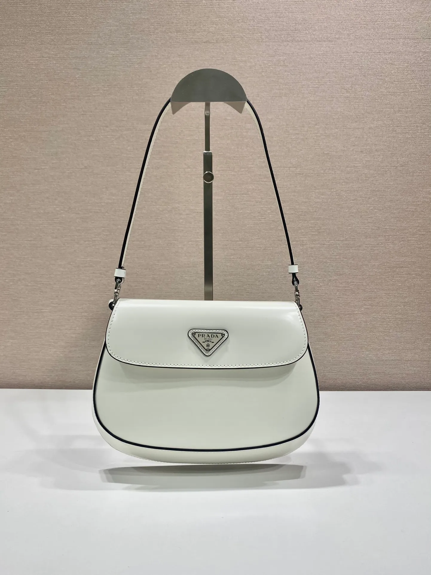 💰1120🎉New armpit bag🎉New color second-hand armpit bag😘😘 This year’s popular flip-top second-hand armpit bag has always been very popular. The whole leather is delicate and smooth. The special-shaped bag design is cool and fashionable, with enough capacity. It is light and can be packed. It is perfect without being outdated. The retro-feel concave shape is another popular style of Internet celebrities🙊🙊 Style number: 1BD311 Length 23x Height 18x Bottom 4cm