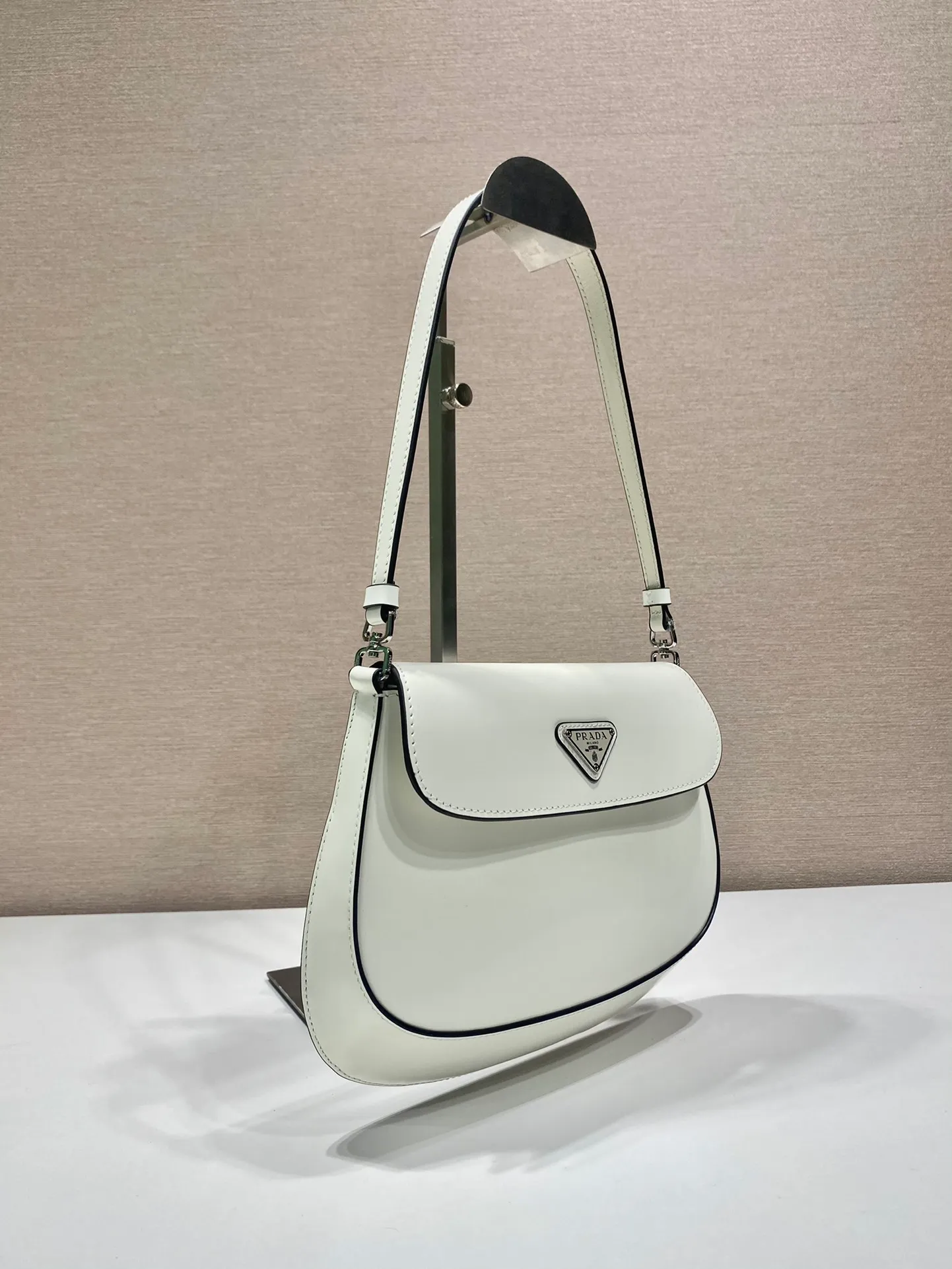 💰1120🎉New armpit bag🎉New color second-hand armpit bag😘😘 This year’s popular flip-top second-hand armpit bag has always been very popular. The whole leather is delicate and smooth. The special-shaped bag design is cool and fashionable, with enough capacity. It is light and can be packed. It is perfect without being outdated. The retro-feel concave shape is another popular style of Internet celebrities🙊🙊 Style number: 1BD311 Length 23x Height 18x Bottom 4cm