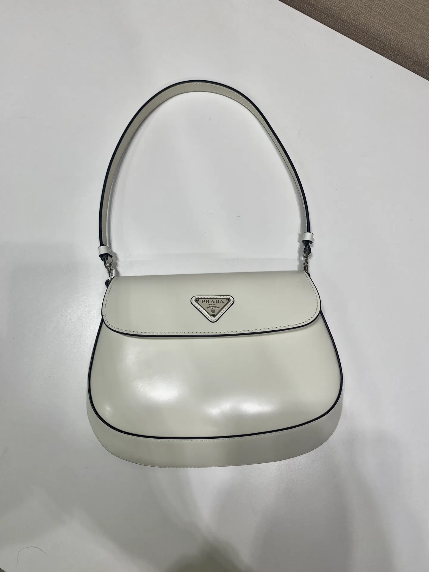 💰1120🎉New armpit bag🎉New color second-hand armpit bag😘😘 This year’s popular flip-top second-hand armpit bag has always been very popular. The whole leather is delicate and smooth. The special-shaped bag design is cool and fashionable, with enough capacity. It is light and can be packed. It is perfect without being outdated. The retro-feel concave shape is another popular style of Internet celebrities🙊🙊 Style number: 1BD311 Length 23x Height 18x Bottom 4cm