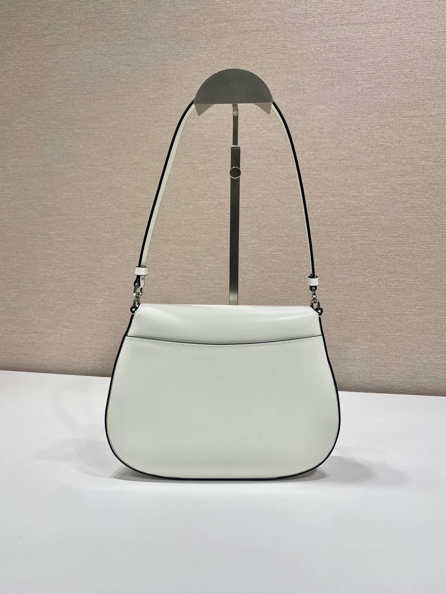 💰1120🎉New armpit bag🎉New color second-hand armpit bag😘😘 This year’s popular flip-top second-hand armpit bag has always been very popular. The whole leather is delicate and smooth. The special-shaped bag design is cool and fashionable, with enough capacity. It is light and can be packed. It is perfect without being outdated. The retro-feel concave shape is another popular style of Internet celebrities🙊🙊 Style number: 1BD311 Length 23x Height 18x Bottom 4cm