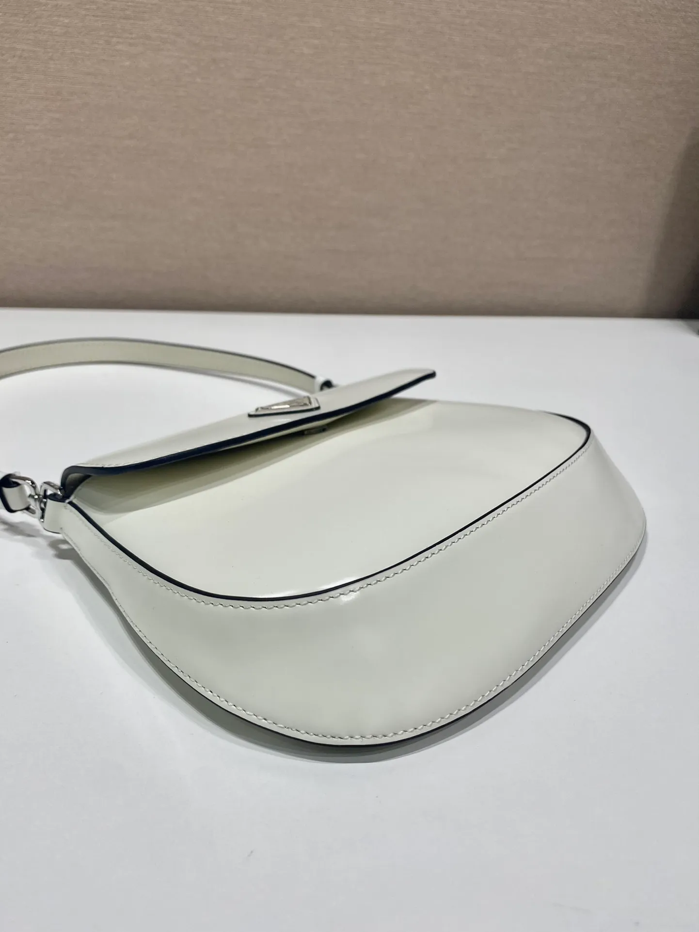 💰1120🎉New armpit bag🎉New color second-hand armpit bag😘😘 This year’s popular flip-top second-hand armpit bag has always been very popular. The whole leather is delicate and smooth. The special-shaped bag design is cool and fashionable, with enough capacity. It is light and can be packed. It is perfect without being outdated. The retro-feel concave shape is another popular style of Internet celebrities🙊🙊 Style number: 1BD311 Length 23x Height 18x Bottom 4cm