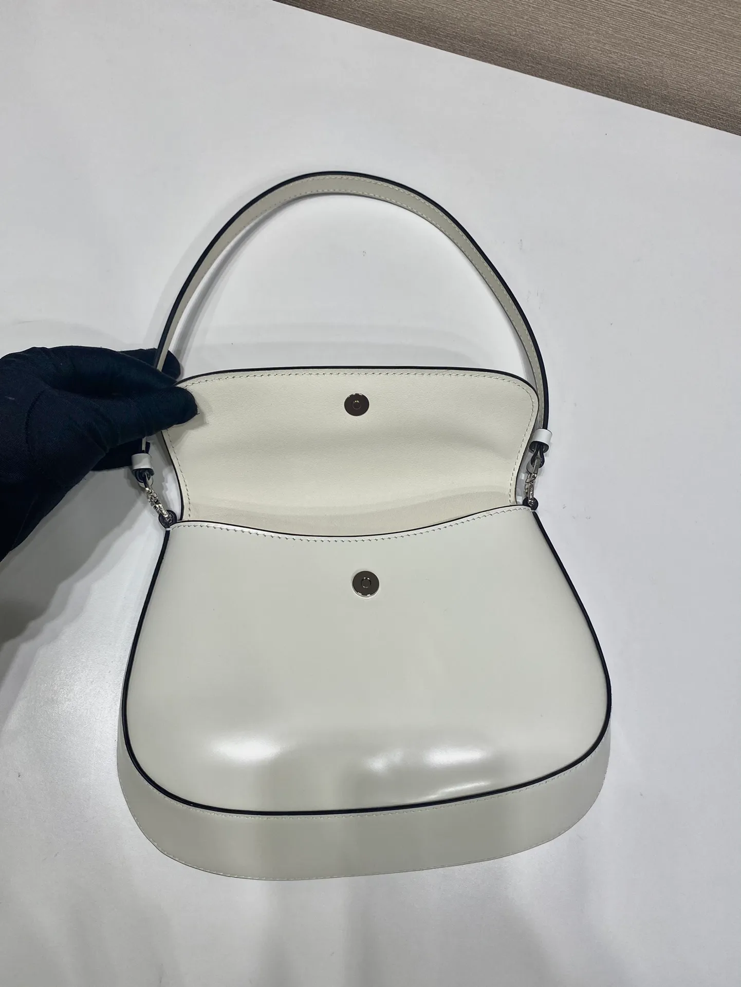 💰1120🎉New armpit bag🎉New color second-hand armpit bag😘😘 This year’s popular flip-top second-hand armpit bag has always been very popular. The whole leather is delicate and smooth. The special-shaped bag design is cool and fashionable, with enough capacity. It is light and can be packed. It is perfect without being outdated. The retro-feel concave shape is another popular style of Internet celebrities🙊🙊 Style number: 1BD311 Length 23x Height 18x Bottom 4cm