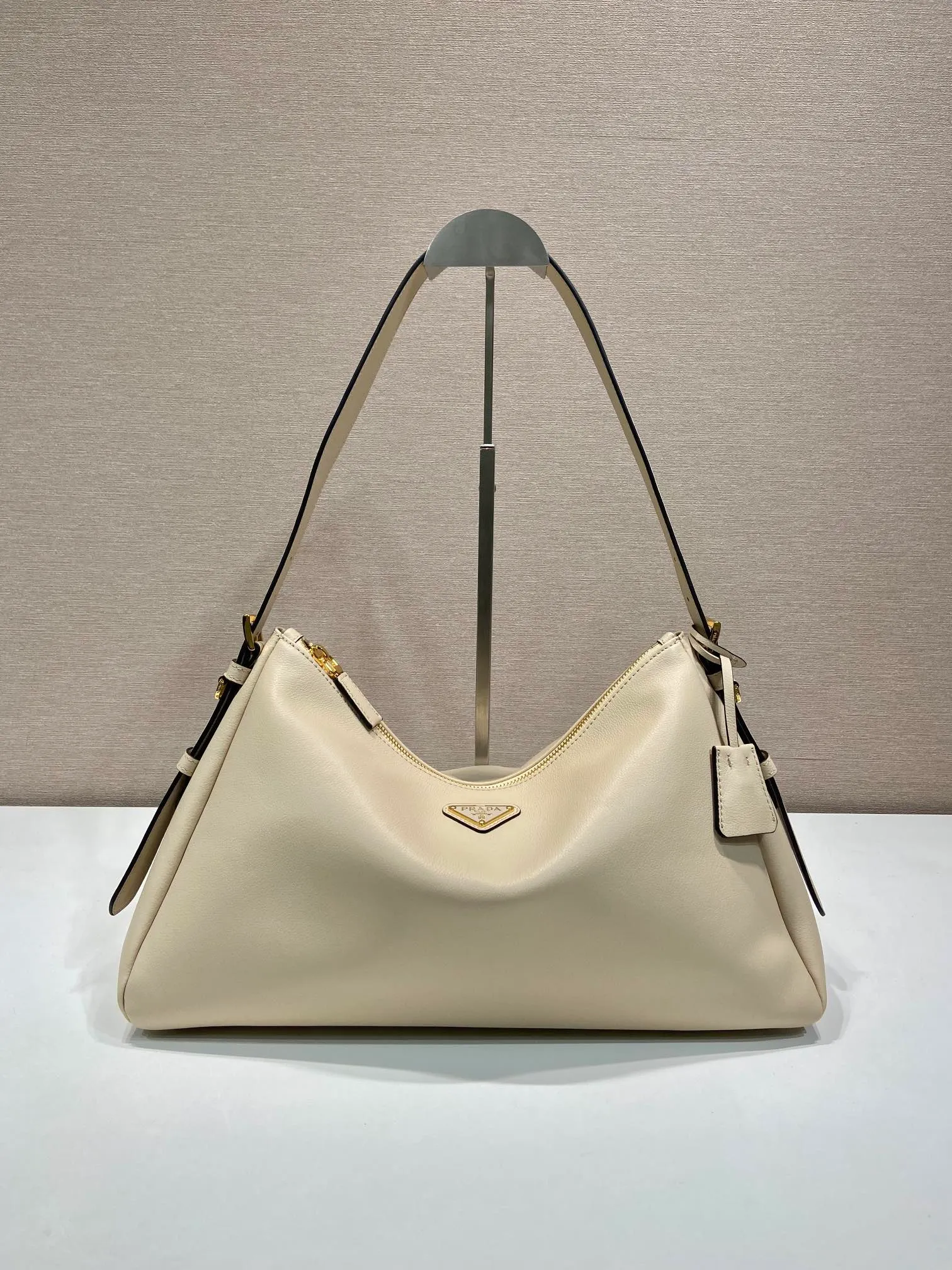 💰1760🎉New Aimee Underarm Bag🎉1BC228🎉🎉This leather Hobo underarm bag has a simple design and is made of imported calfskin. It has a metal triangular enamel logo on the front and is equipped with a detachable leather shoulder strap. The leather is fine and soft, practical, lightweight, and has a large capacity. ﻿﻿﻿High-end and versatile, another fashion hit. Hurry up and get it, it’s so beautiful👏👏 Length 39x height 24x bottom 12cm