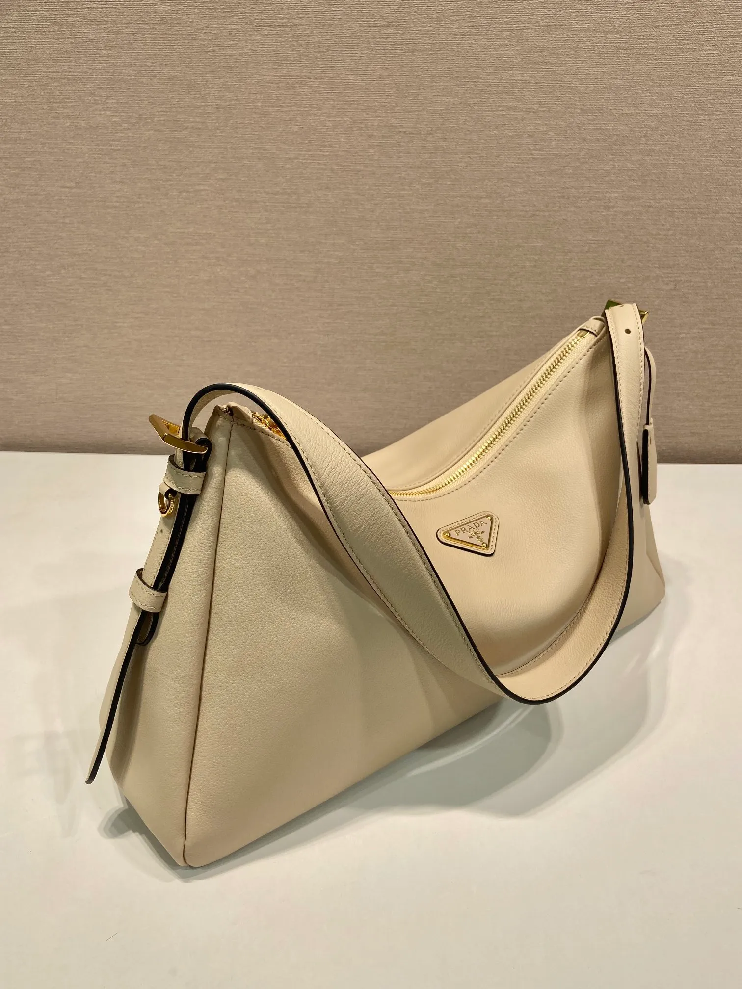 💰1760🎉New Aimee Underarm Bag🎉1BC228🎉🎉This leather Hobo underarm bag has a simple design and is made of imported calfskin. It has a metal triangular enamel logo on the front and is equipped with a detachable leather shoulder strap. The leather is fine and soft, practical, lightweight, and has a large capacity. ﻿﻿﻿High-end and versatile, another fashion hit. Hurry up and get it, it’s so beautiful👏👏 Length 39x height 24x bottom 12cm