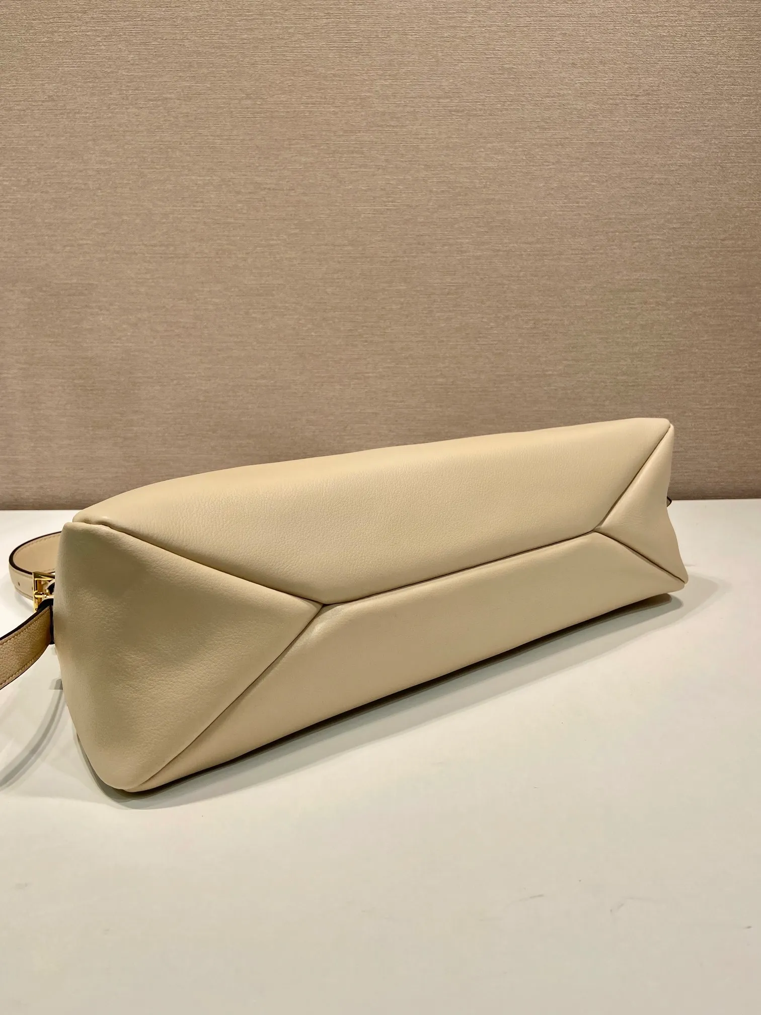 💰1760🎉New Aimee Underarm Bag🎉1BC228🎉🎉This leather Hobo underarm bag has a simple design and is made of imported calfskin. It has a metal triangular enamel logo on the front and is equipped with a detachable leather shoulder strap. The leather is fine and soft, practical, lightweight, and has a large capacity. ﻿﻿﻿High-end and versatile, another fashion hit. Hurry up and get it, it’s so beautiful👏👏 Length 39x height 24x bottom 12cm