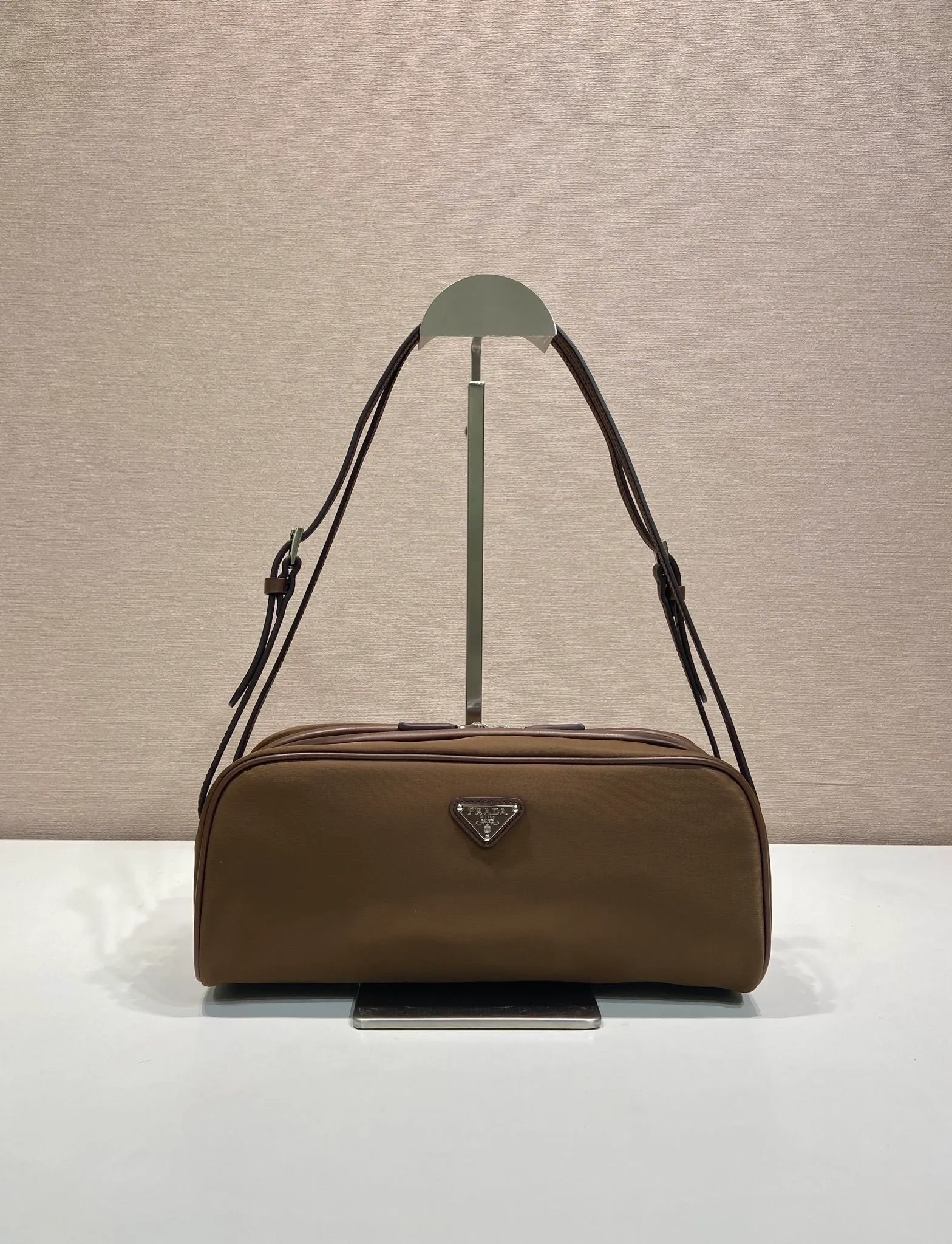 💰1120🎉New bowling ball🎉1BC249🎉🎉 This bowling bag cleverly combines classic and modern elements. Made of imported nylon fabric and imported calfskin. The bag mouth is designed with calfskin edging, which looks particularly fashionable, the zipper opening and closing design is more practical, and the letter emblem decoration is unique. It has a large capacity and space, and it is a popular style that will never go out of style🎉🎉 Length 28x Height 11.5cmx Bottom 10cm🎉🎉🎉💰💰💰