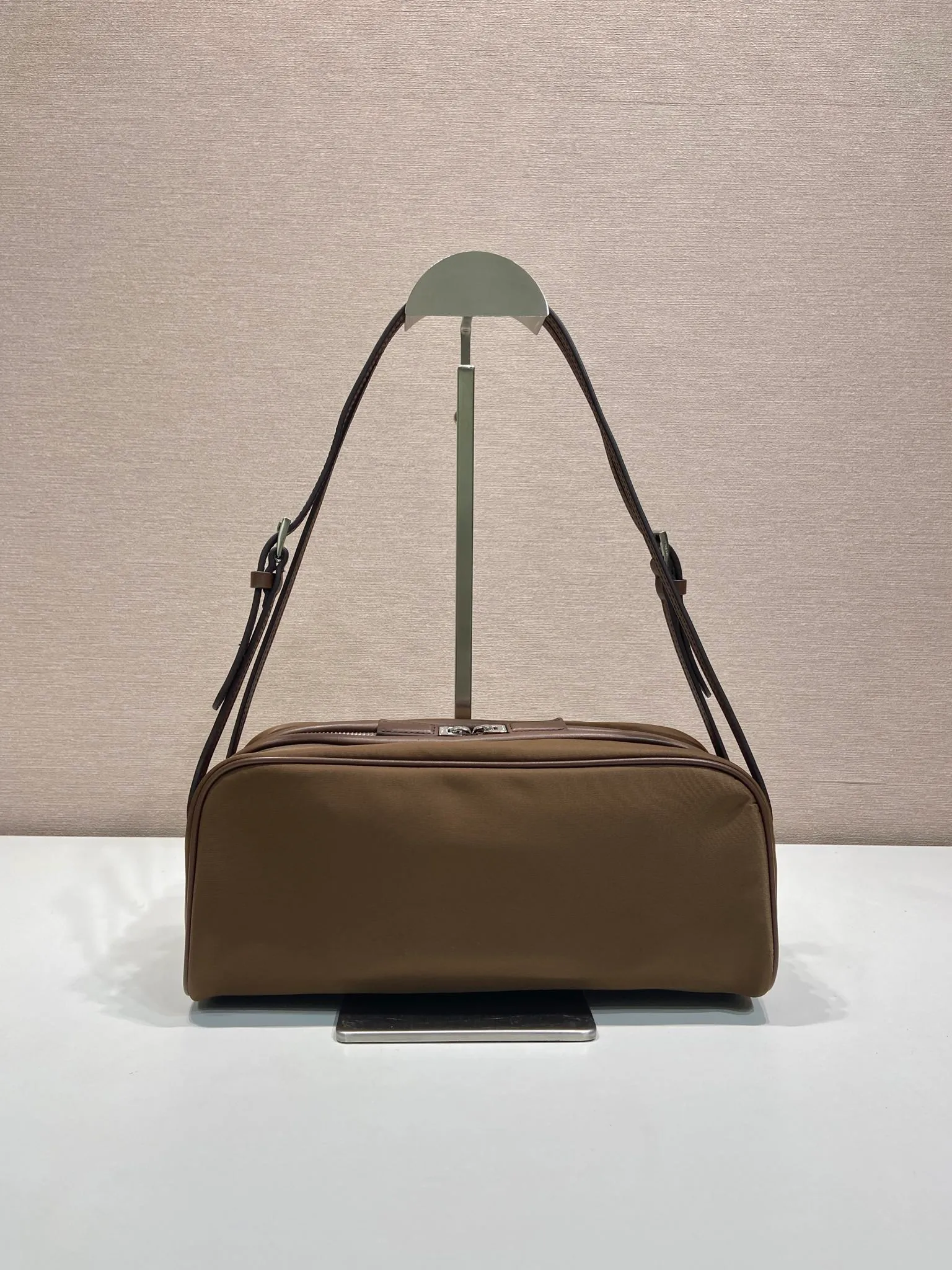 💰1120🎉New bowling ball🎉1BC249🎉🎉 This bowling bag cleverly combines classic and modern elements. Made of imported nylon fabric and imported calfskin. The bag mouth is designed with calfskin edging, which looks particularly fashionable, the zipper opening and closing design is more practical, and the letter emblem decoration is unique. It has a large capacity and space, and it is a popular style that will never go out of style🎉🎉 Length 28x Height 11.5cmx Bottom 10cm🎉🎉🎉💰💰💰