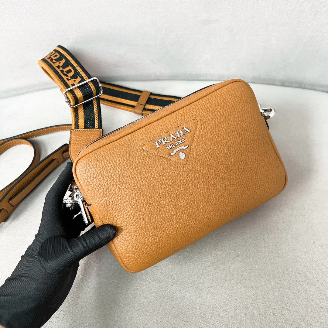 💰1700✨New product launch✨The latest pebbled shoulder bag with double zipper 1BH082 is carefully made of soft textured pebbled calfskin. The bag has a rounded and soft silhouette. Multi-functional detachable embroidered shoulder straps and leather shoulder straps. Double zipper compartments for more convenient storage. Outstanding and elegant style. Can be carried in hand, on one shoulder or crossbody. A handbag that perfectly blends classic heritage with the trend of the times. Fairy must-have caramel color size 22*14.5*8.5cm