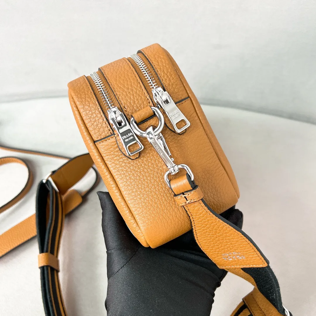 💰1700✨New product launch✨The latest pebbled shoulder bag with double zipper 1BH082 is carefully made of soft textured pebbled calfskin. The bag has a rounded and soft silhouette. Multi-functional detachable embroidered shoulder straps and leather shoulder straps. Double zipper compartments for more convenient storage. Outstanding and elegant style. Can be carried in hand, on one shoulder or crossbody. A handbag that perfectly blends classic heritage with the trend of the times. Fairy must-have caramel color size 22*14.5*8.5cm