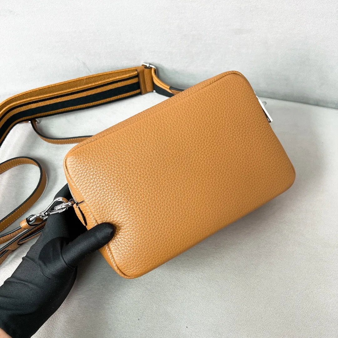 💰1700✨New product launch✨The latest pebbled shoulder bag with double zipper 1BH082 is carefully made of soft textured pebbled calfskin. The bag has a rounded and soft silhouette. Multi-functional detachable embroidered shoulder straps and leather shoulder straps. Double zipper compartments for more convenient storage. Outstanding and elegant style. Can be carried in hand, on one shoulder or crossbody. A handbag that perfectly blends classic heritage with the trend of the times. Fairy must-have caramel color size 22*14.5*8.5cm