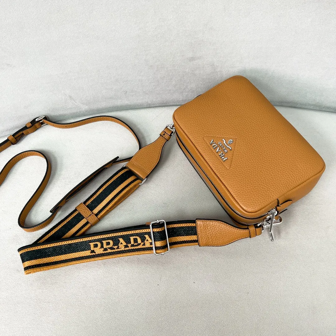 💰1700✨New product launch✨The latest pebbled shoulder bag with double zipper 1BH082 is carefully made of soft textured pebbled calfskin. The bag has a rounded and soft silhouette. Multi-functional detachable embroidered shoulder straps and leather shoulder straps. Double zipper compartments for more convenient storage. Outstanding and elegant style. Can be carried in hand, on one shoulder or crossbody. A handbag that perfectly blends classic heritage with the trend of the times. Fairy must-have caramel color size 22*14.5*8.5cm