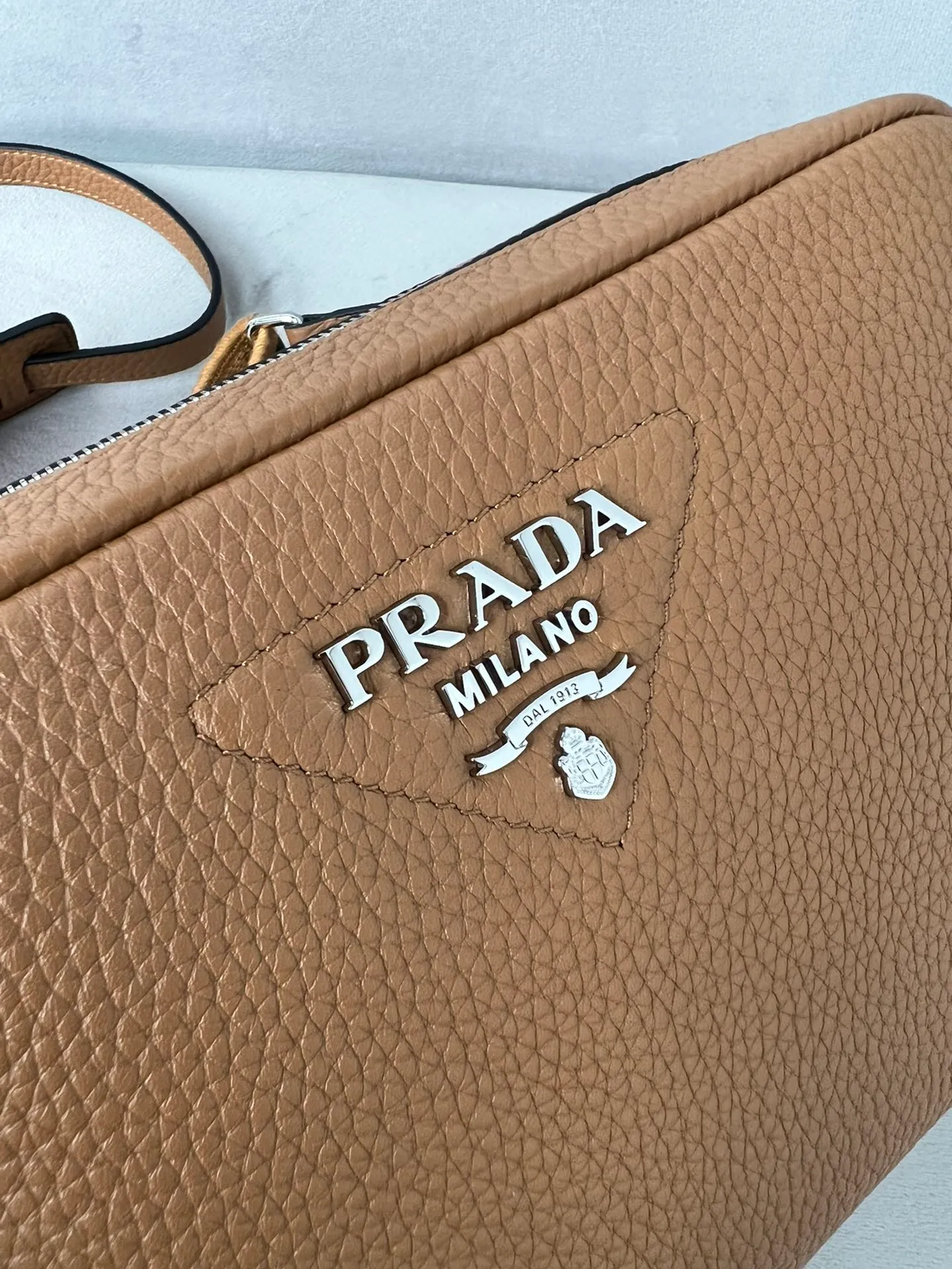 💰1700✨New product launch✨The latest pebbled shoulder bag with double zipper 1BH082 is carefully made of soft textured pebbled calfskin. The bag has a rounded and soft silhouette. Multi-functional detachable embroidered shoulder straps and leather shoulder straps. Double zipper compartments for more convenient storage. Outstanding and elegant style. Can be carried in hand, on one shoulder or crossbody. A handbag that perfectly blends classic heritage with the trend of the times. Fairy must-have caramel color size 22*14.5*8.5cm