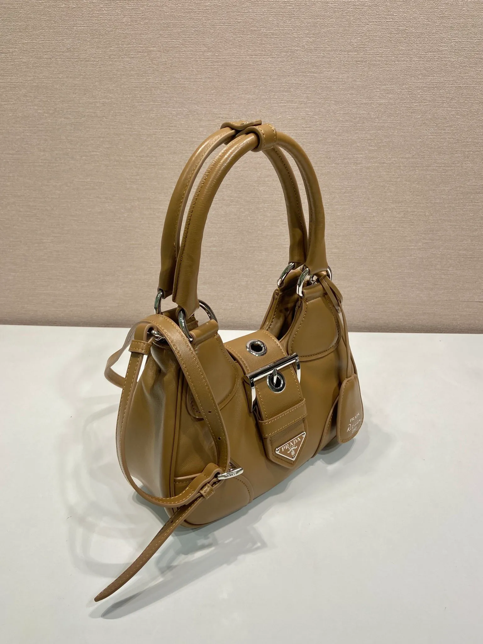 💰1700🎉New Moon handbag🎉1BA381 full lambskin🎉🎉 This Moon handbag is designed with imported lambskin, and the interior is also full sheepskin👏 It is equipped with a 100 cm detachable and adjustable leather long shoulder strap, which can be carried by hand or on the shoulder, a detachable leather keychain, and a triangle logo magnetic buckle/lace closure on the front. It is lightweight and practical, and the upper body effect is cool/fashionable. Another popular style that will never go out of style🎉🎉Hurry up and get it🎉 Length 22.5x Height 16x Bottom 7.5cm