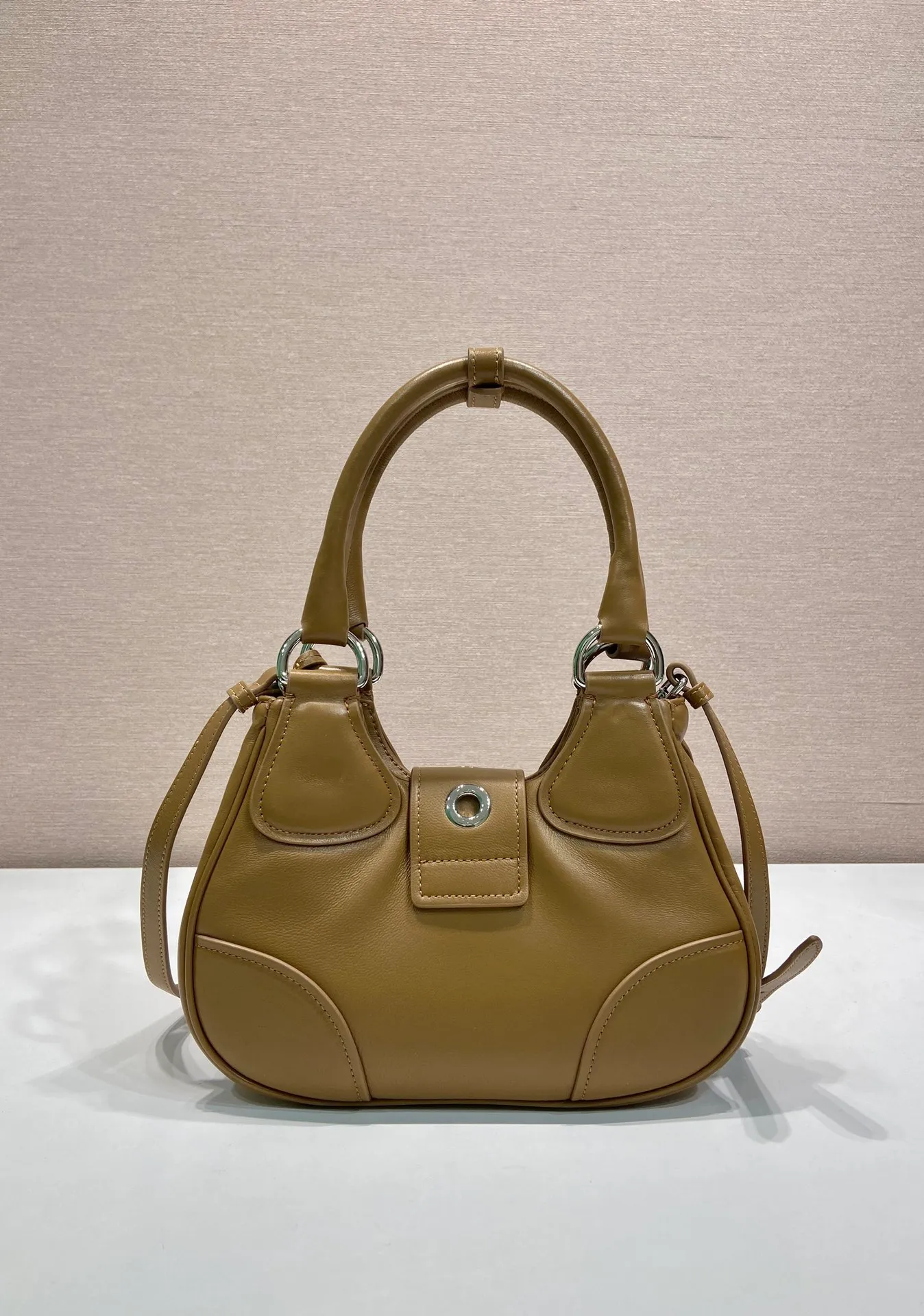 💰1700🎉New Moon handbag🎉1BA381 full lambskin🎉🎉 This Moon handbag is designed with imported lambskin, and the interior is also full sheepskin👏 It is equipped with a 100 cm detachable and adjustable leather long shoulder strap, which can be carried by hand or on the shoulder, a detachable leather keychain, and a triangle logo magnetic buckle/lace closure on the front. It is lightweight and practical, and the upper body effect is cool/fashionable. Another popular style that will never go out of style🎉🎉Hurry up and get it🎉 Length 22.5x Height 16x Bottom 7.5cm