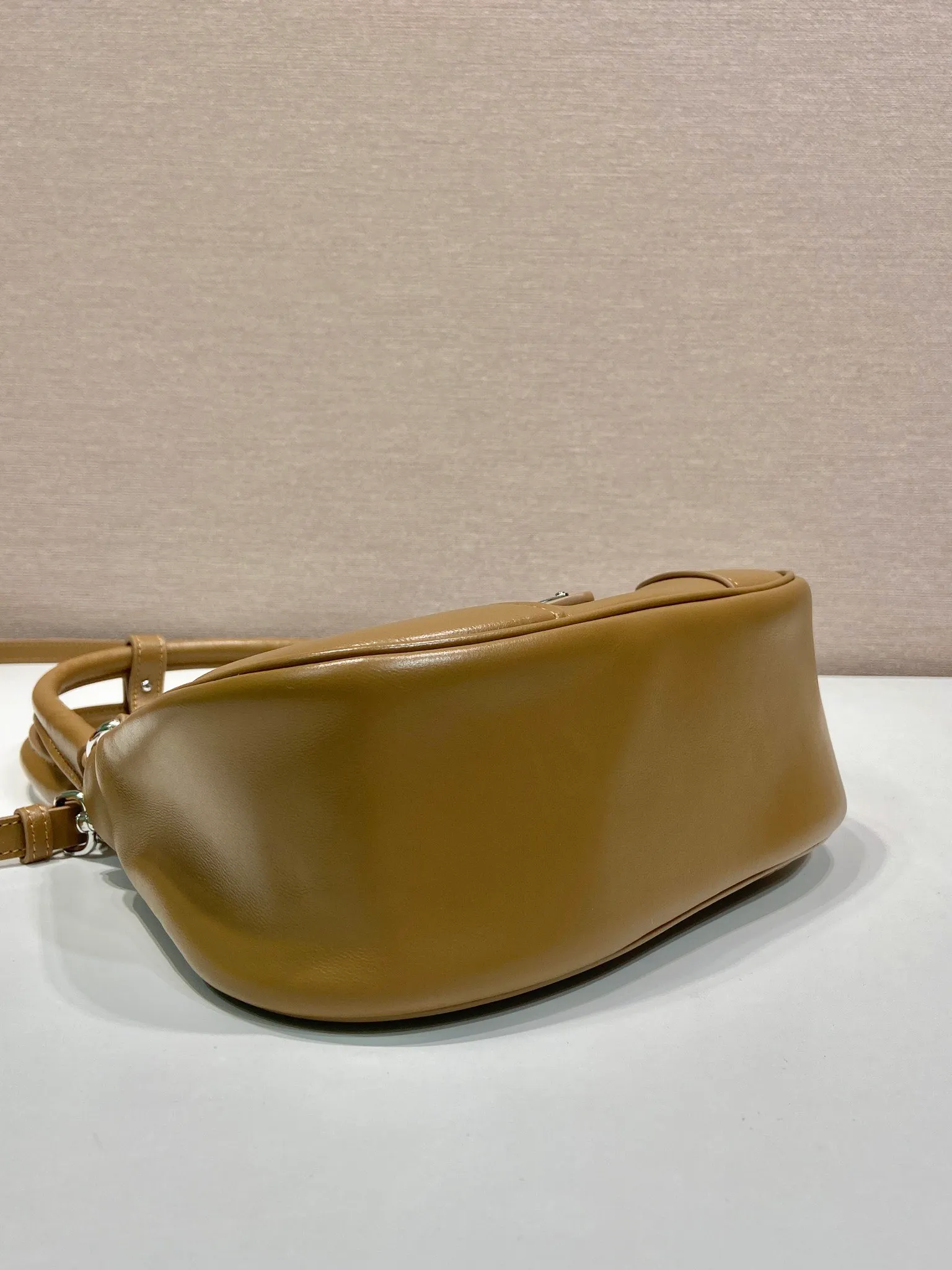 💰1700🎉New Moon handbag🎉1BA381 full lambskin🎉🎉 This Moon handbag is designed with imported lambskin, and the interior is also full sheepskin👏 It is equipped with a 100 cm detachable and adjustable leather long shoulder strap, which can be carried by hand or on the shoulder, a detachable leather keychain, and a triangle logo magnetic buckle/lace closure on the front. It is lightweight and practical, and the upper body effect is cool/fashionable. Another popular style that will never go out of style🎉🎉Hurry up and get it🎉 Length 22.5x Height 16x Bottom 7.5cm